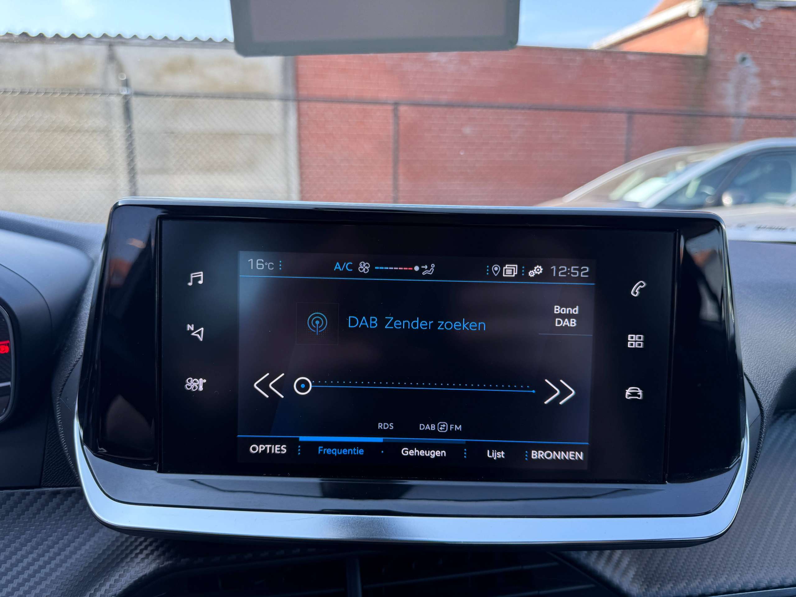 dcaaed2d-945d-47b1-bf2b-3b6fef712c7a24-peugeot-2008-1-2i-130pk-automaat-full-led-navigatie-carplay-alu.jpg