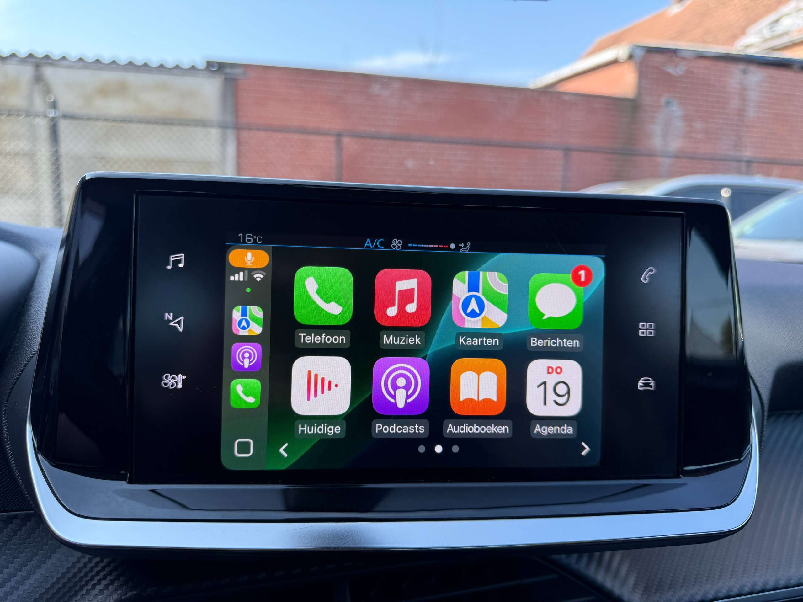 dcaaed2d-945d-47b1-bf2b-3b6fef712c7a25-peugeot-2008-1-2i-130pk-automaat-full-led-navigatie-carplay-alu.jpg