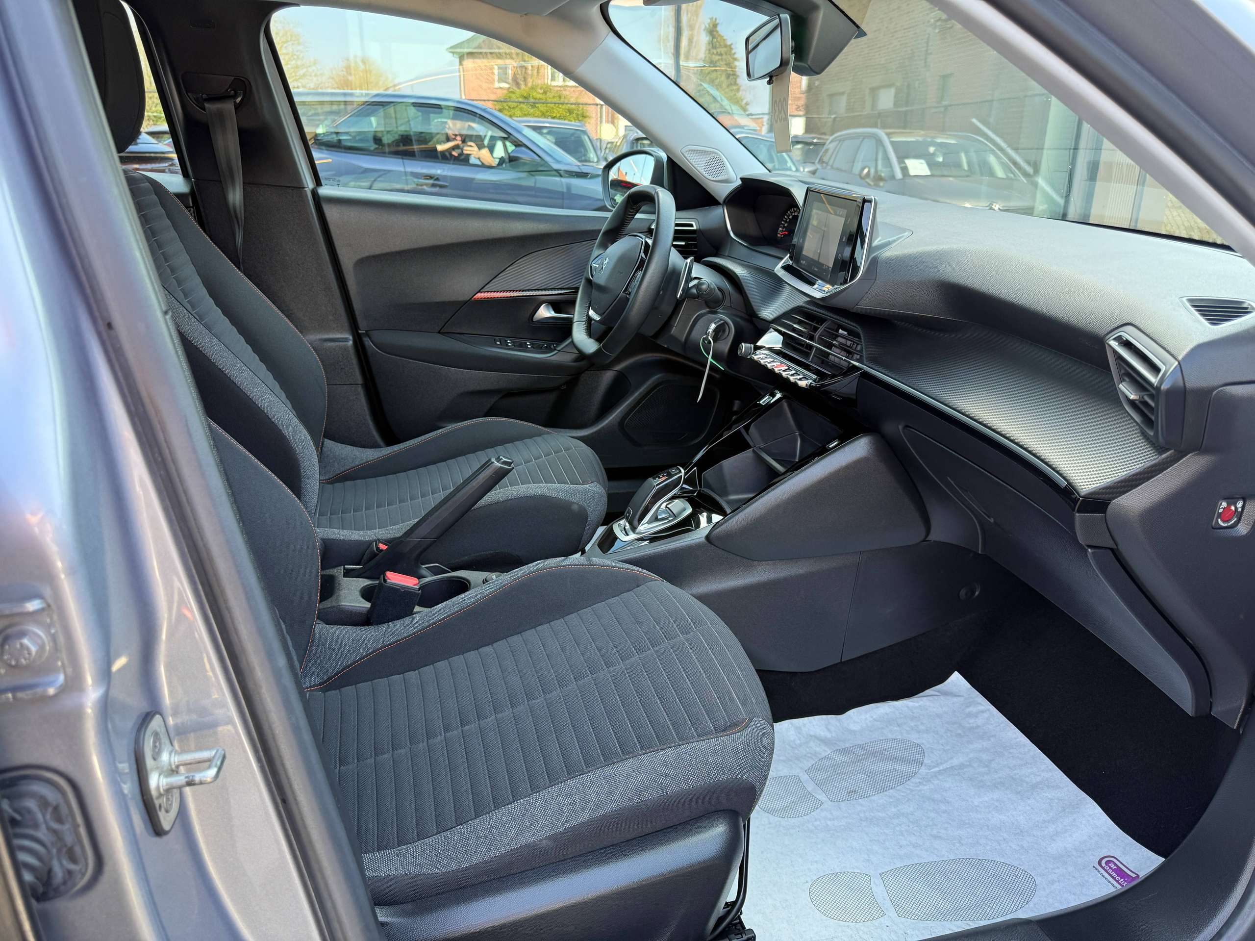 dcaaed2d-945d-47b1-bf2b-3b6fef712c7a27-peugeot-2008-1-2i-130pk-automaat-full-led-navigatie-carplay-alu.jpg