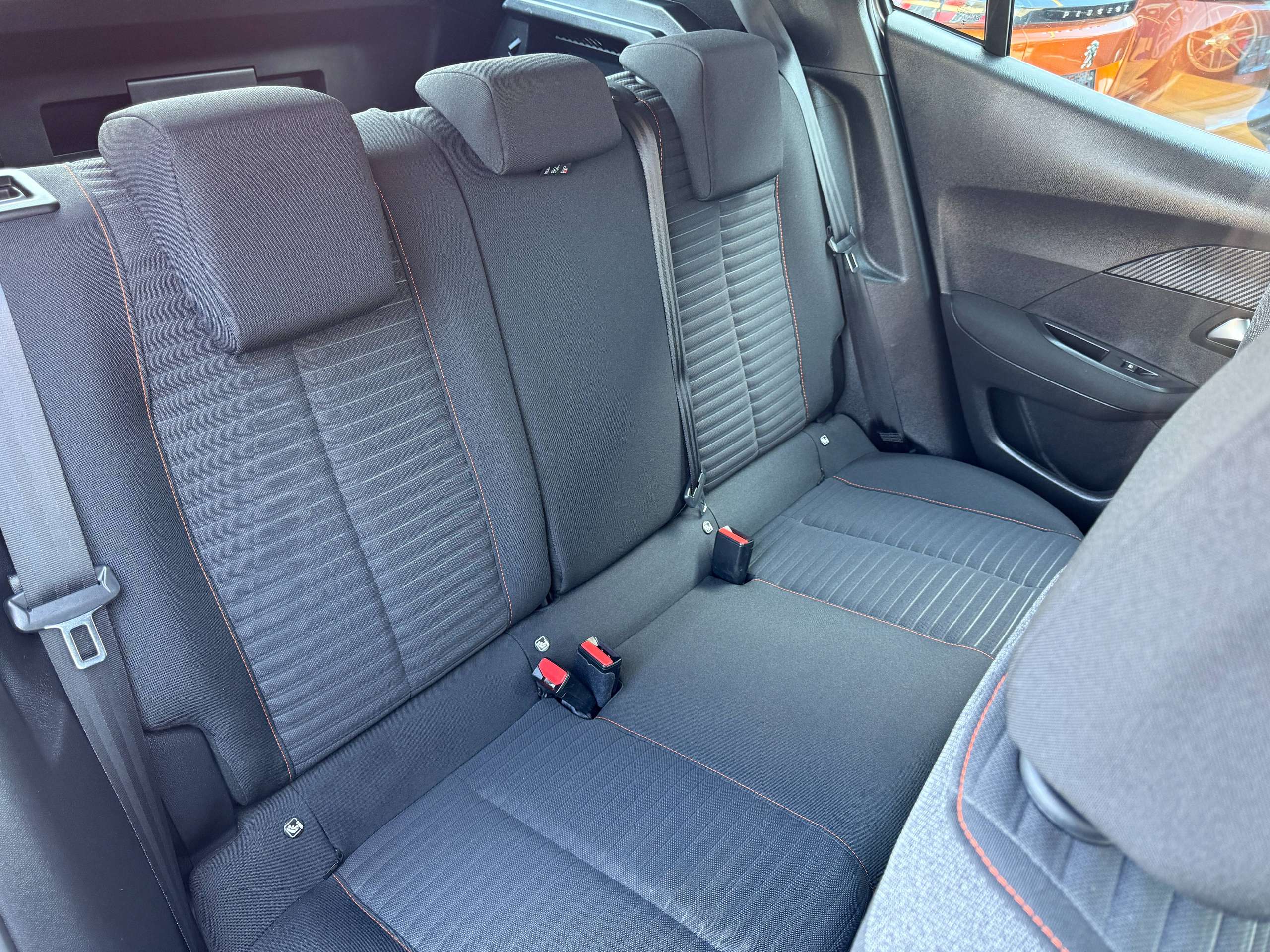 dcaaed2d-945d-47b1-bf2b-3b6fef712c7a32-peugeot-2008-1-2i-130pk-automaat-full-led-navigatie-carplay-alu.jpg