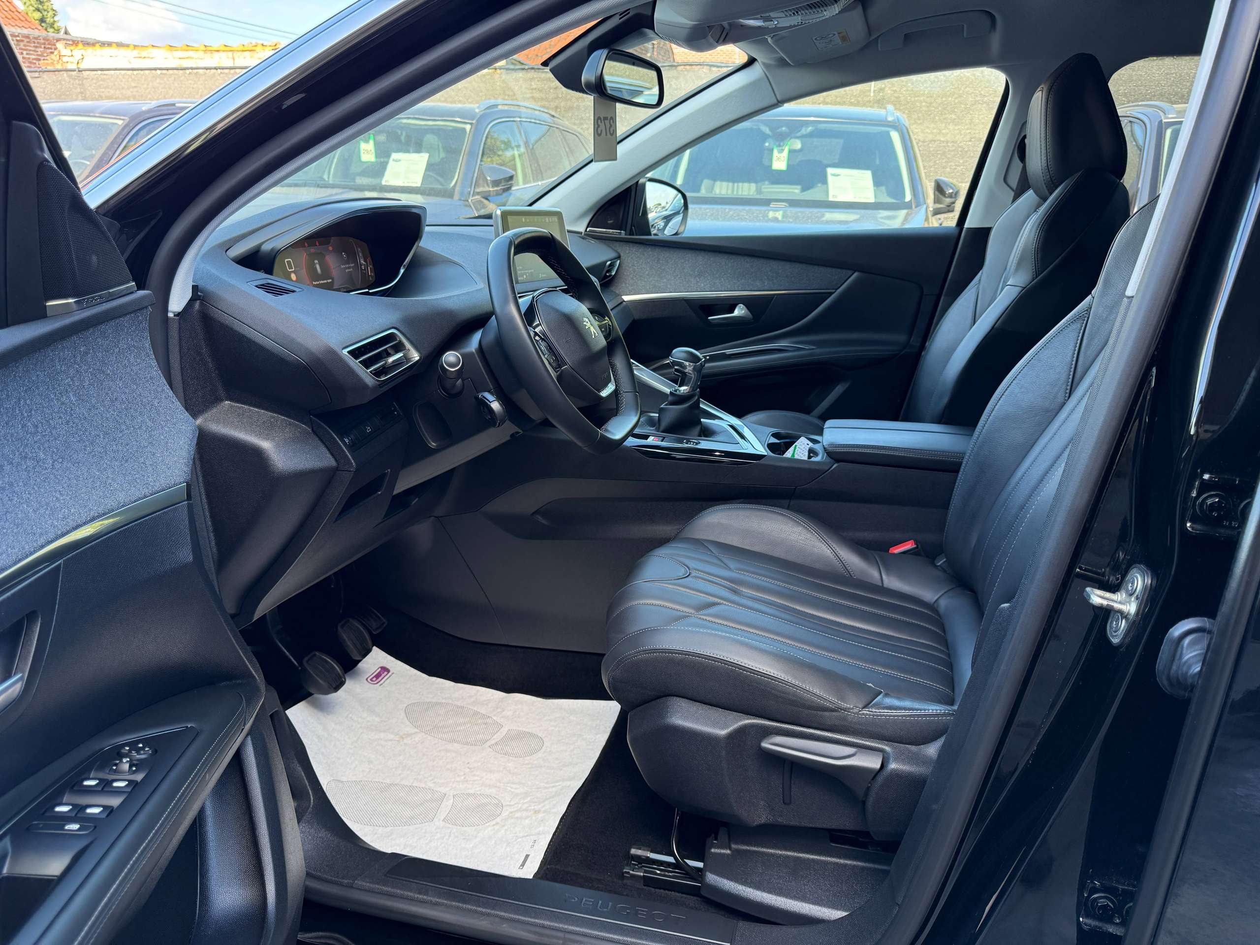 debdb364-b0c2-452c-aa47-903ec3079dcb11-peugeot-3008-1-2i-130pk-navigatie-zwart-leder-camera-carplay-focal-soundsysteem.jpg