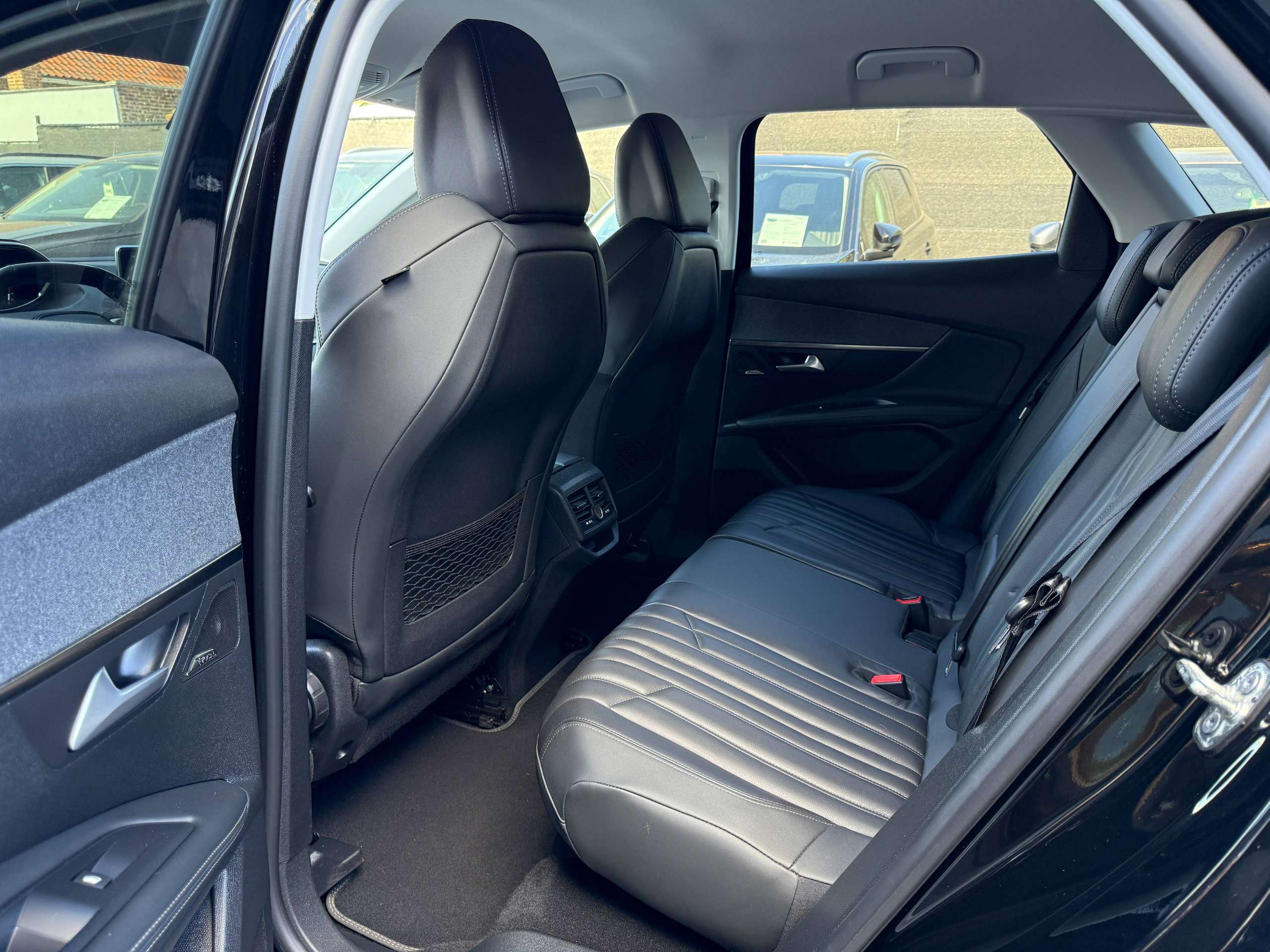debdb364-b0c2-452c-aa47-903ec3079dcb13-peugeot-3008-1-2i-130pk-navigatie-zwart-leder-camera-carplay-focal-soundsysteem.jpg