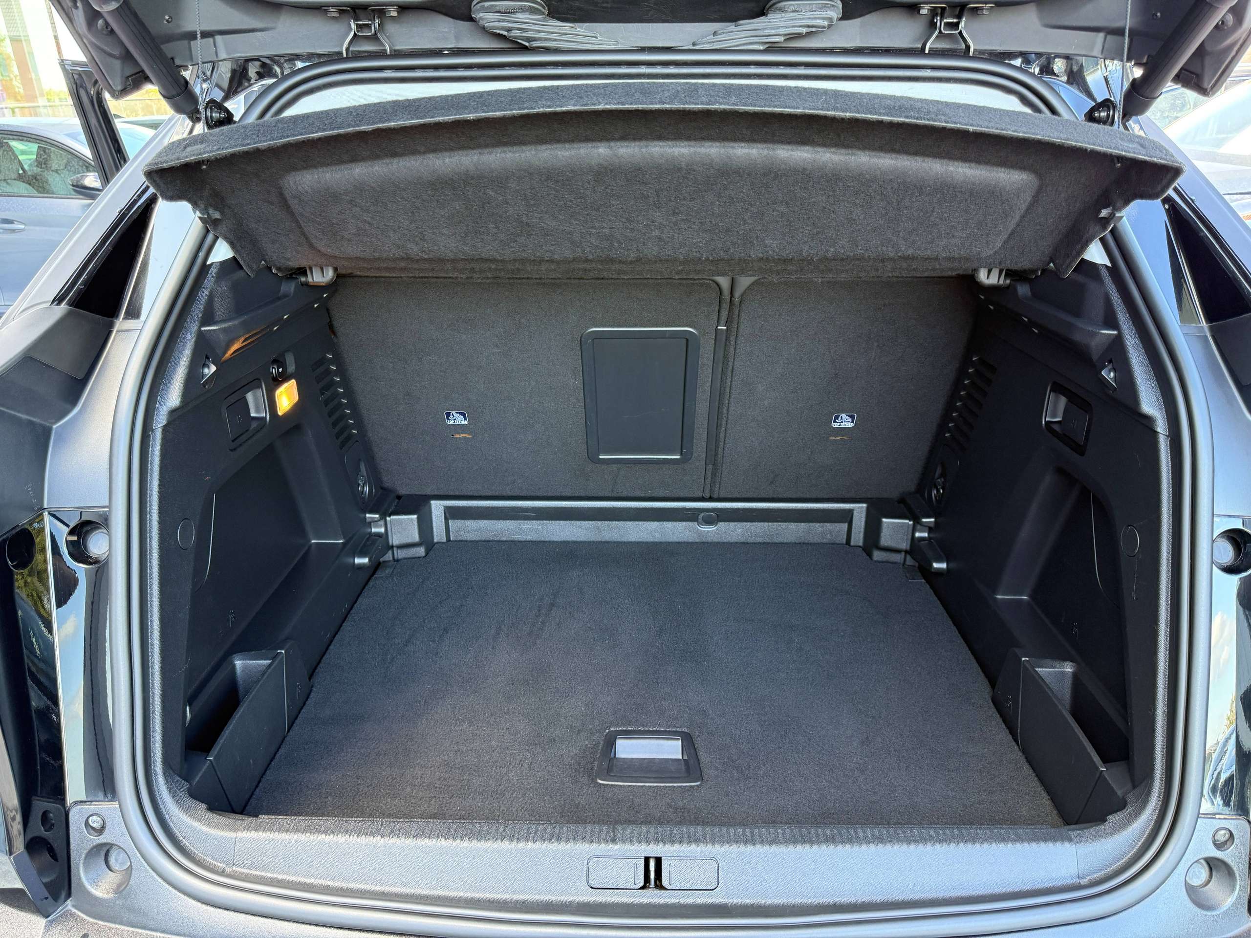 debdb364-b0c2-452c-aa47-903ec3079dcb14-peugeot-3008-1-2i-130pk-navigatie-zwart-leder-camera-carplay-focal-soundsysteem.jpg