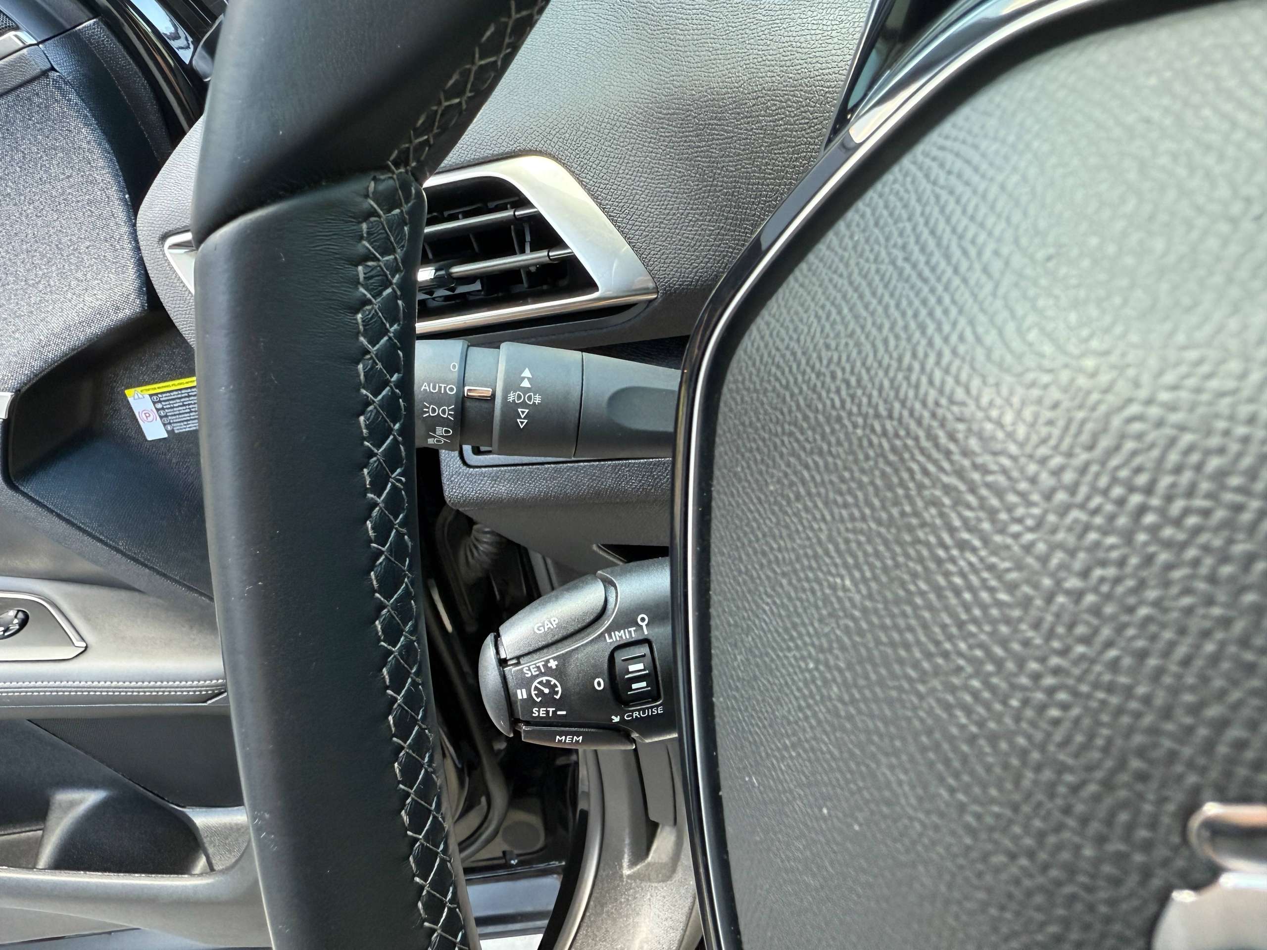 debdb364-b0c2-452c-aa47-903ec3079dcb16-peugeot-3008-1-2i-130pk-navigatie-zwart-leder-camera-carplay-focal-soundsysteem.jpg