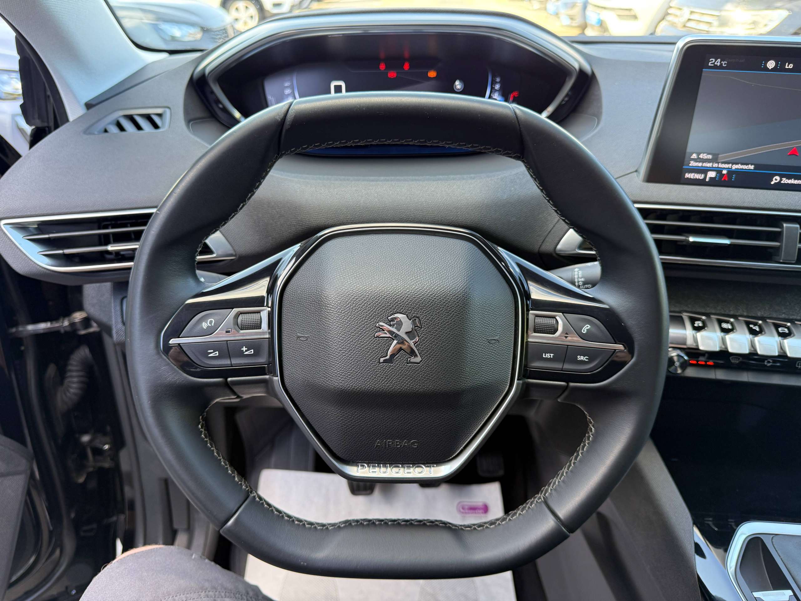 debdb364-b0c2-452c-aa47-903ec3079dcb18-peugeot-3008-1-2i-130pk-navigatie-zwart-leder-camera-carplay-focal-soundsysteem.jpg