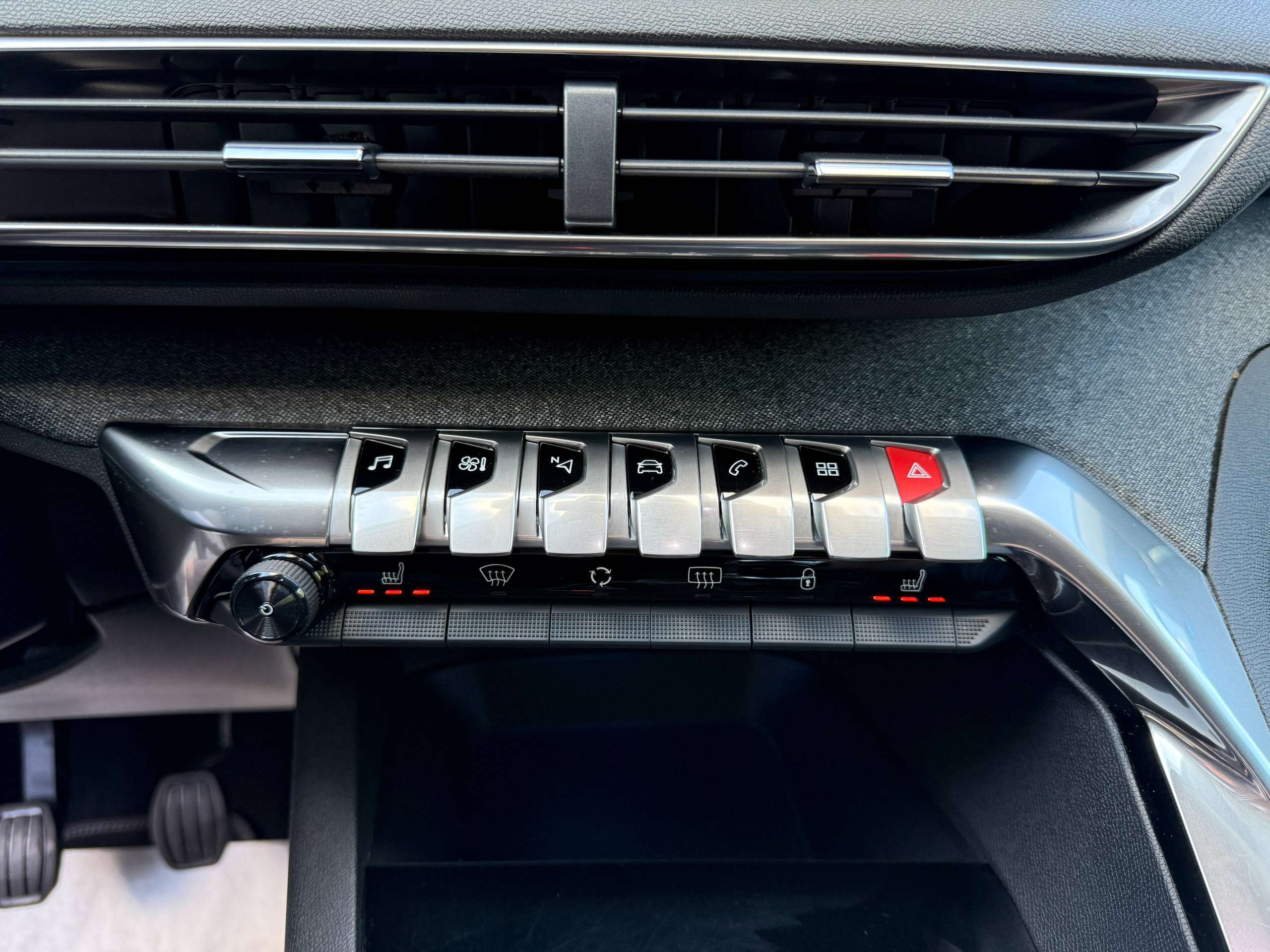 debdb364-b0c2-452c-aa47-903ec3079dcb22-peugeot-3008-1-2i-130pk-navigatie-zwart-leder-camera-carplay-focal-soundsysteem.jpg