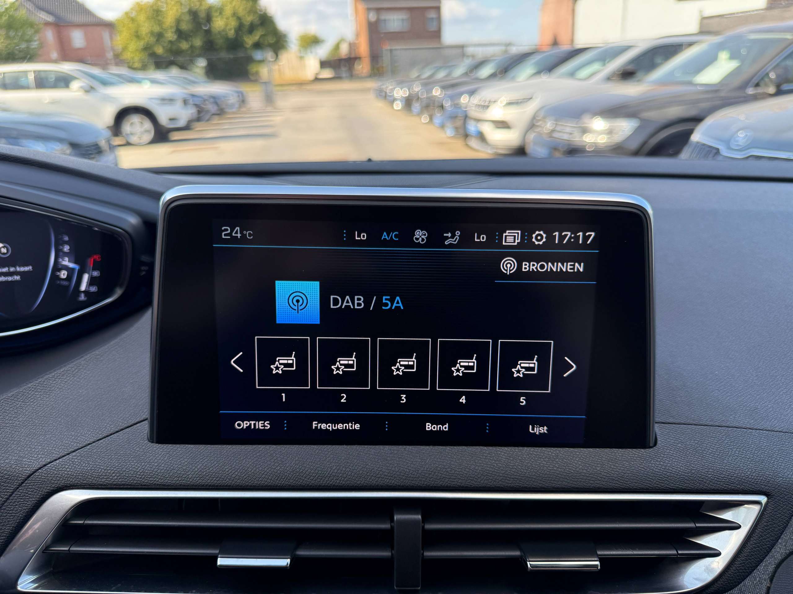 debdb364-b0c2-452c-aa47-903ec3079dcb25-peugeot-3008-1-2i-130pk-navigatie-zwart-leder-camera-carplay-focal-soundsysteem.jpg
