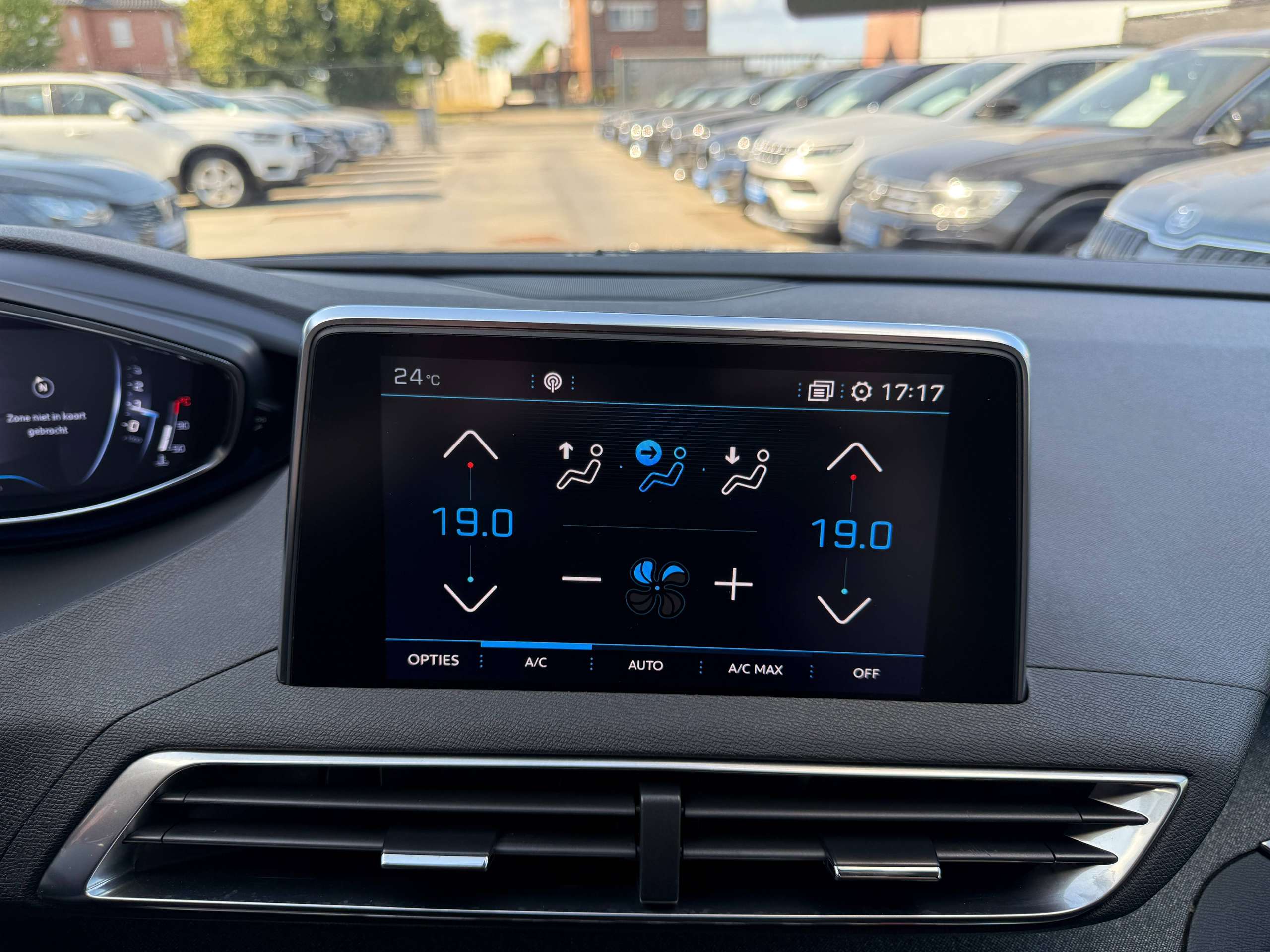 debdb364-b0c2-452c-aa47-903ec3079dcb26-peugeot-3008-1-2i-130pk-navigatie-zwart-leder-camera-carplay-focal-soundsysteem.jpg