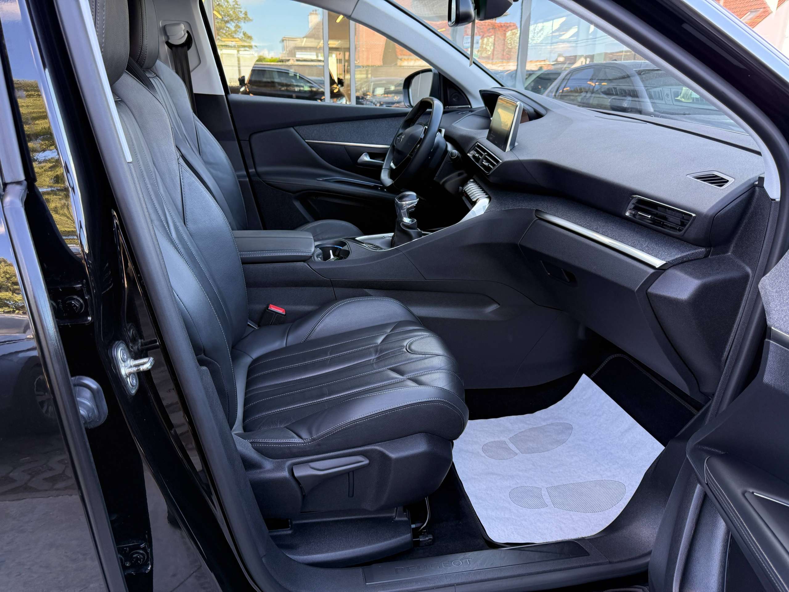 debdb364-b0c2-452c-aa47-903ec3079dcb31-peugeot-3008-1-2i-130pk-navigatie-zwart-leder-camera-carplay-focal-soundsysteem.jpg