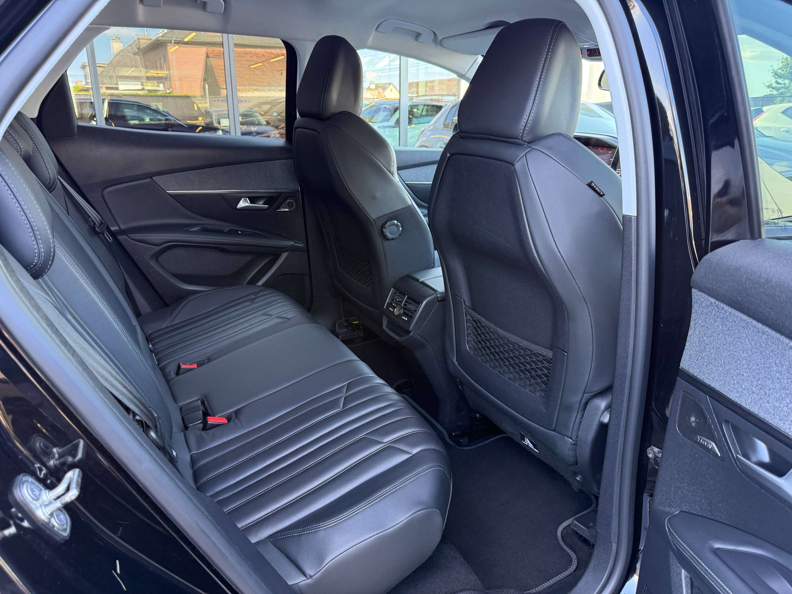 debdb364-b0c2-452c-aa47-903ec3079dcb35-peugeot-3008-1-2i-130pk-navigatie-zwart-leder-camera-carplay-focal-soundsysteem.jpg