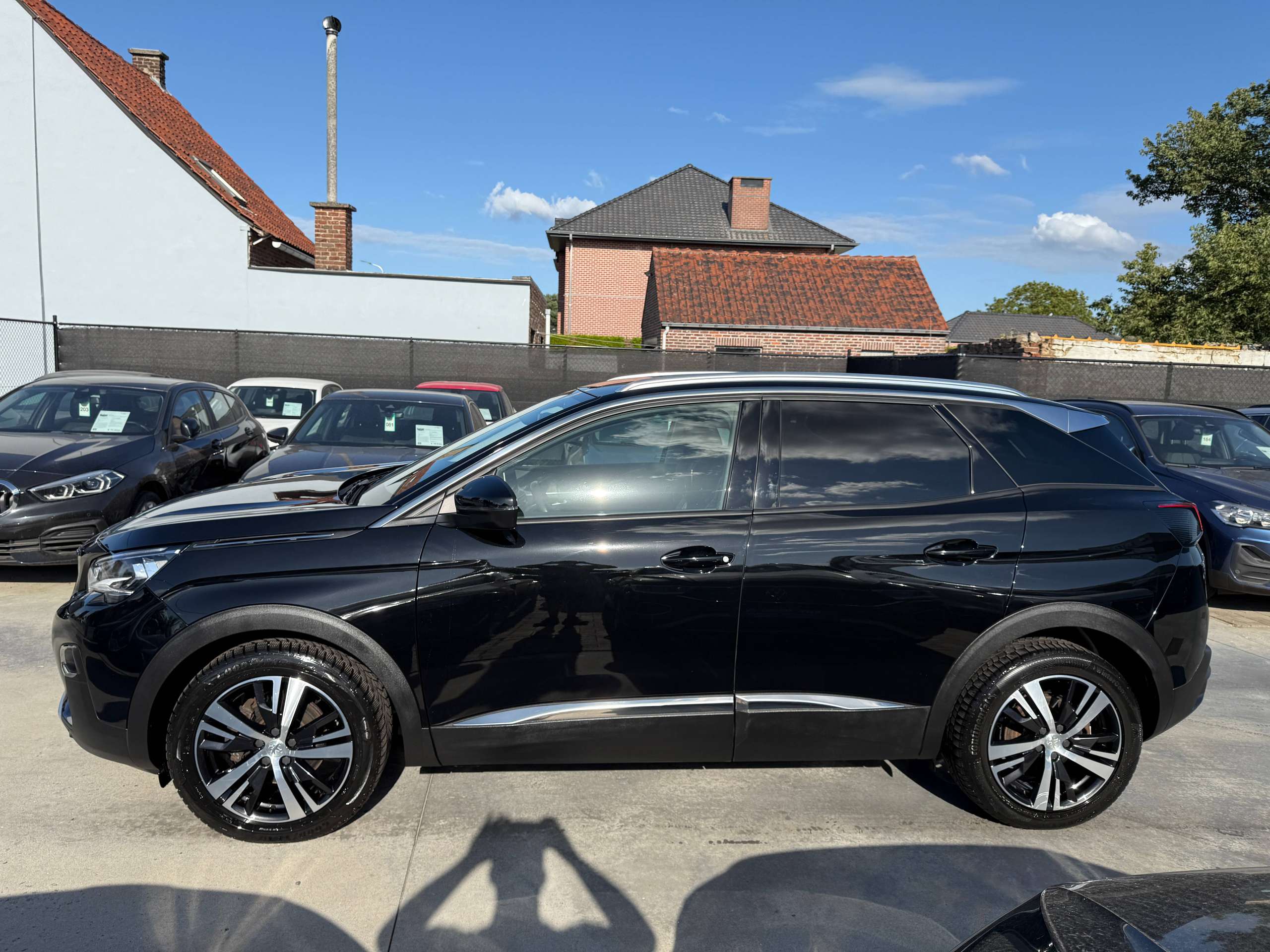 debdb364-b0c2-452c-aa47-903ec3079dcb7-peugeot-3008-1-2i-130pk-navigatie-zwart-leder-camera-carplay-focal-soundsysteem.jpg