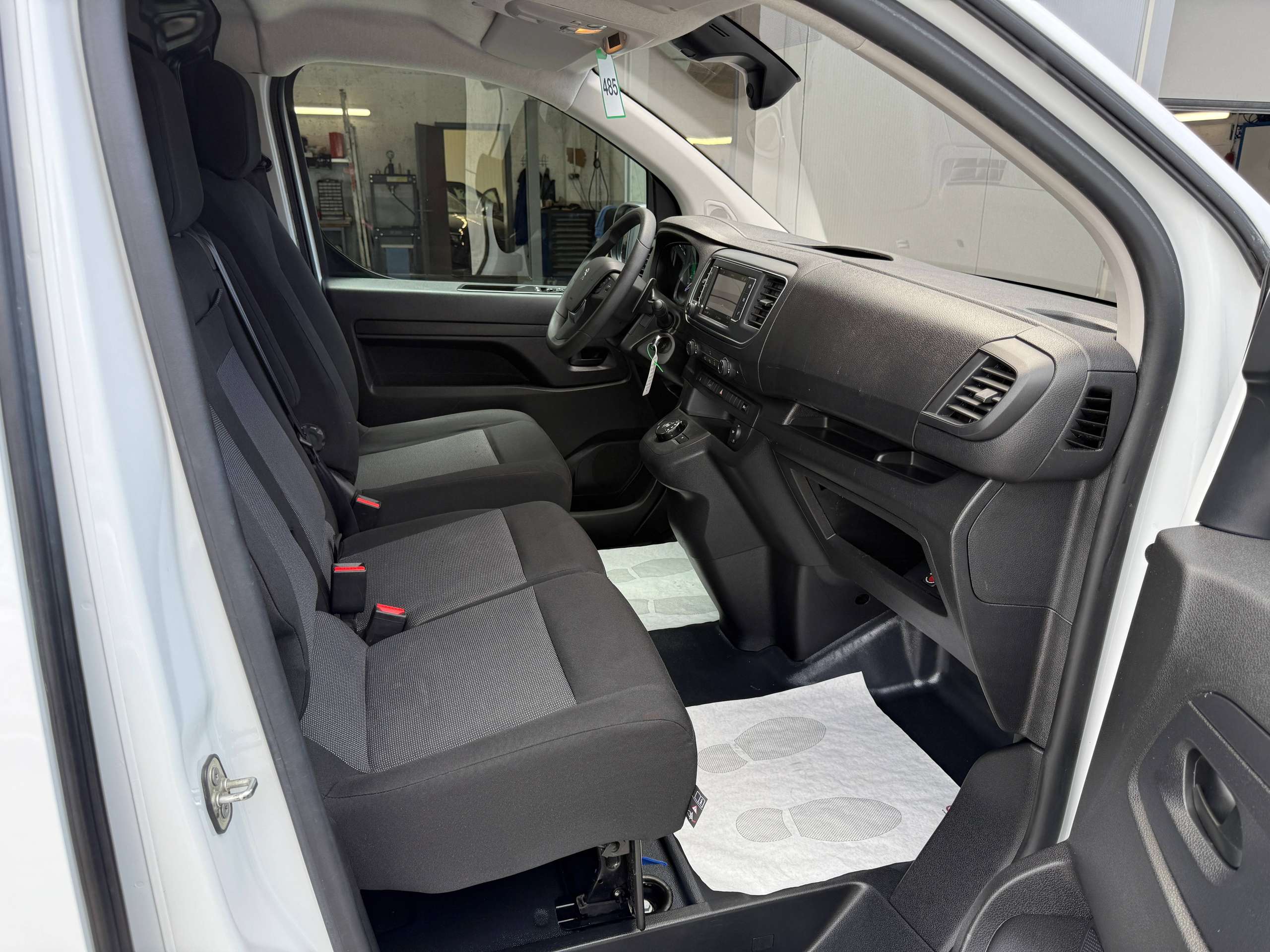 e374bee4-d387-4300-95ca-b6da679cc32529-peugeot-expert-2-0-bluehdi-3-zit-automaat-navigatie-camera-dode-hoek-adaptieve-cruise-control.jpg