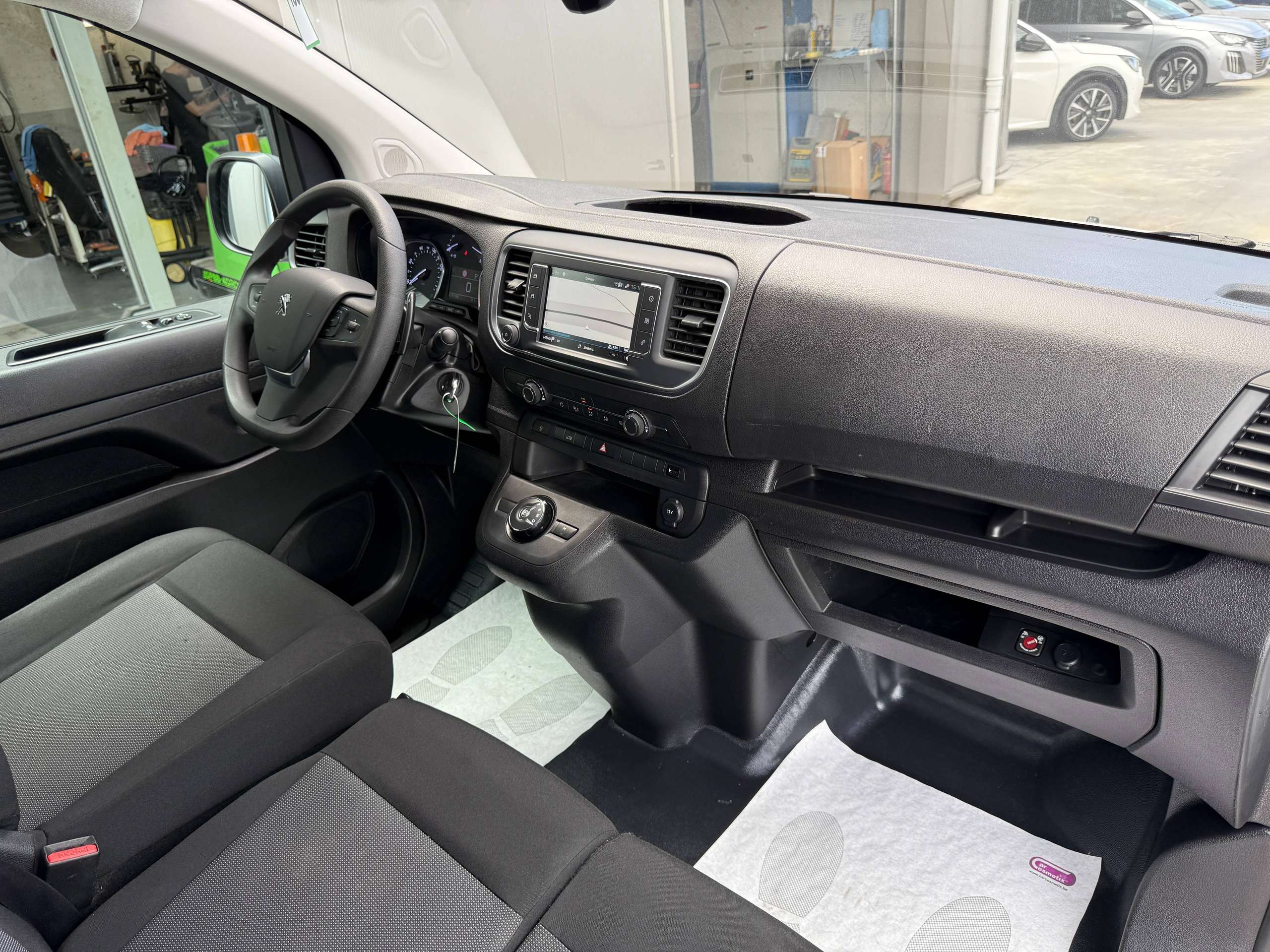 e374bee4-d387-4300-95ca-b6da679cc32530-peugeot-expert-2-0-bluehdi-3-zit-automaat-navigatie-camera-dode-hoek-adaptieve-cruise-control.jpg