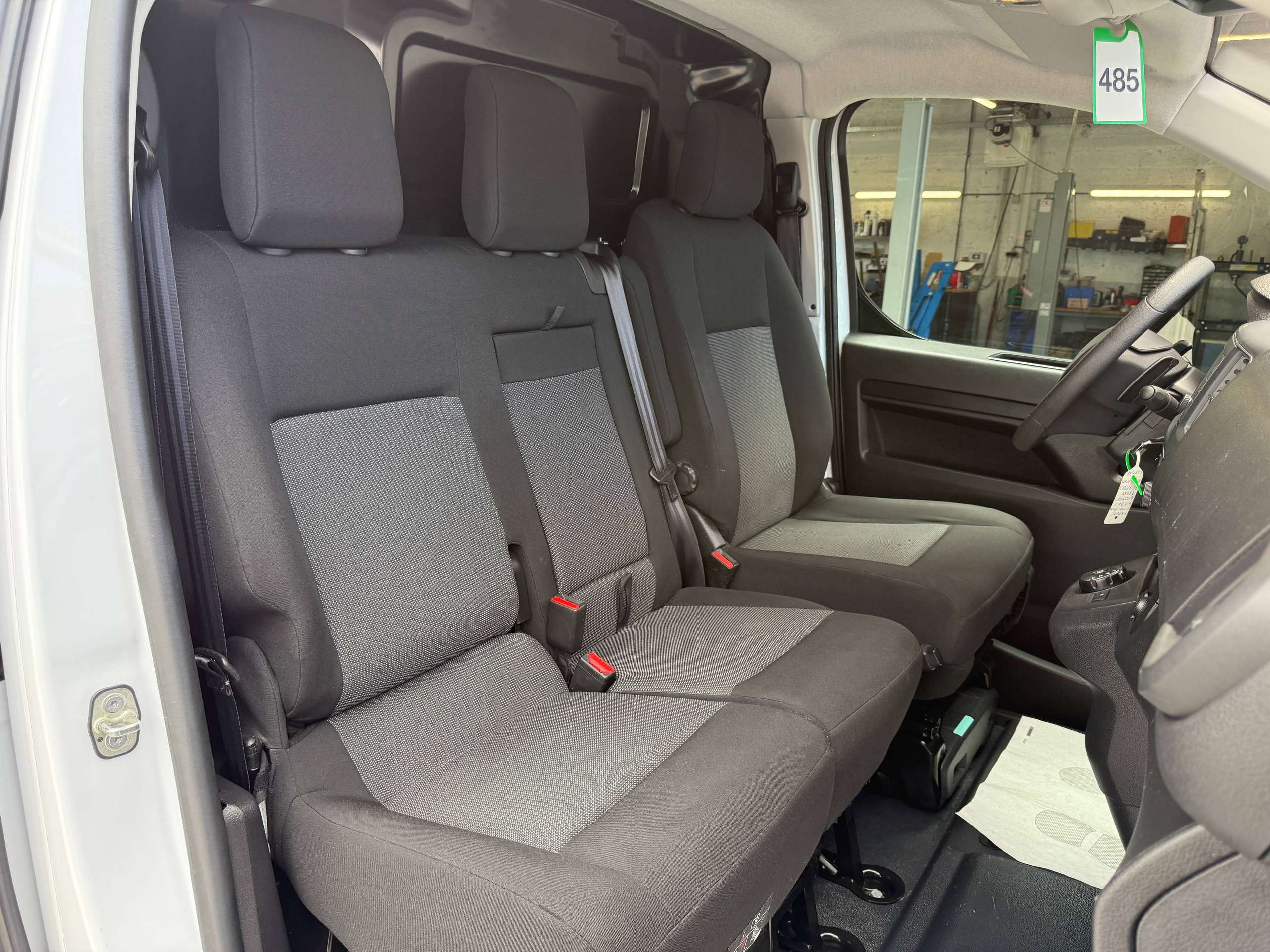 e374bee4-d387-4300-95ca-b6da679cc32531-peugeot-expert-2-0-bluehdi-3-zit-automaat-navigatie-camera-dode-hoek-adaptieve-cruise-control.jpg