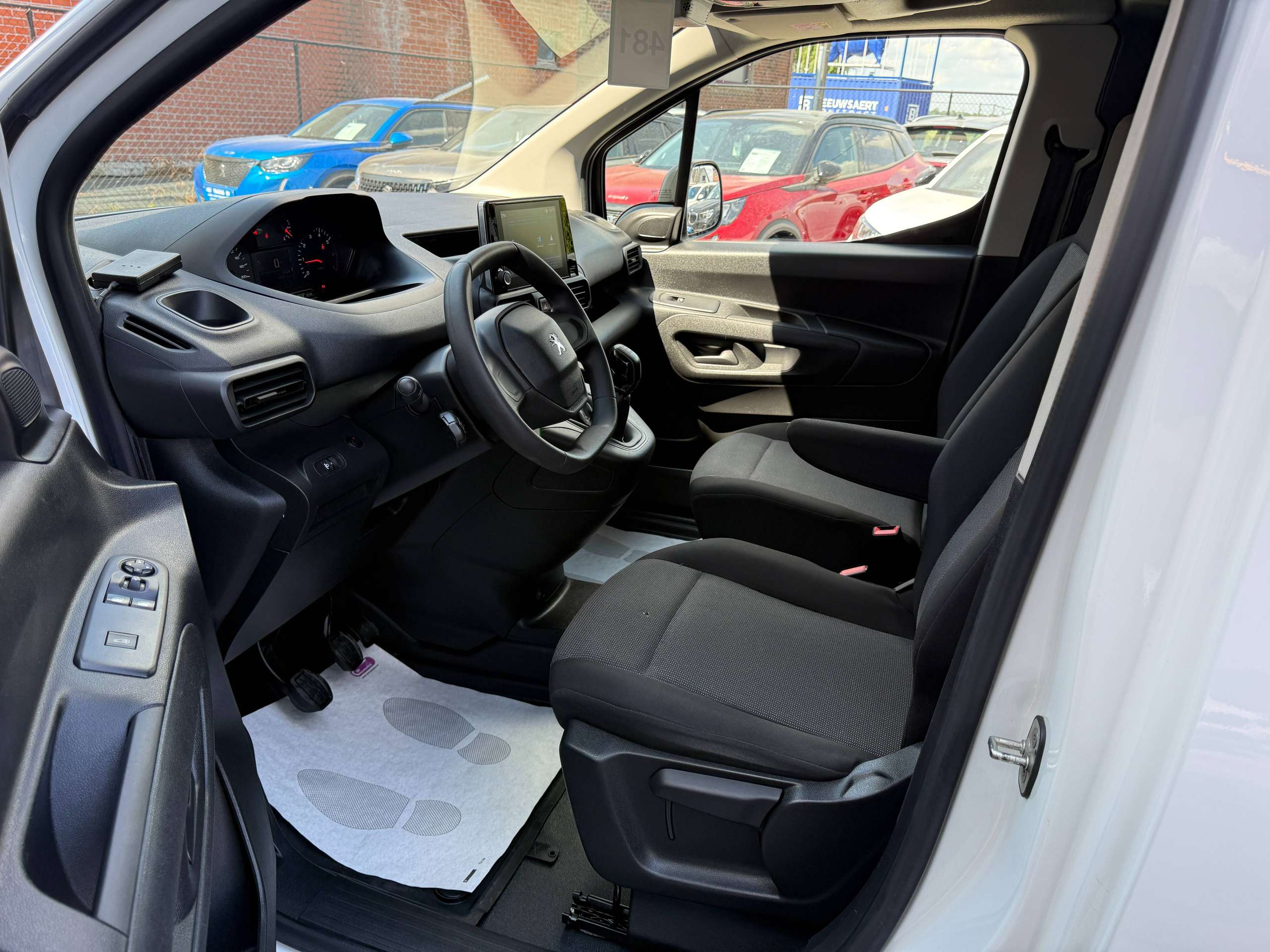 fccbf601-19f1-4680-9f61-9f848a68ba1b12-peugeot-partner-1-5-bluehdi-102pk-l2-carplay-navigatie-bluetooth-pdc-a-c.jpg