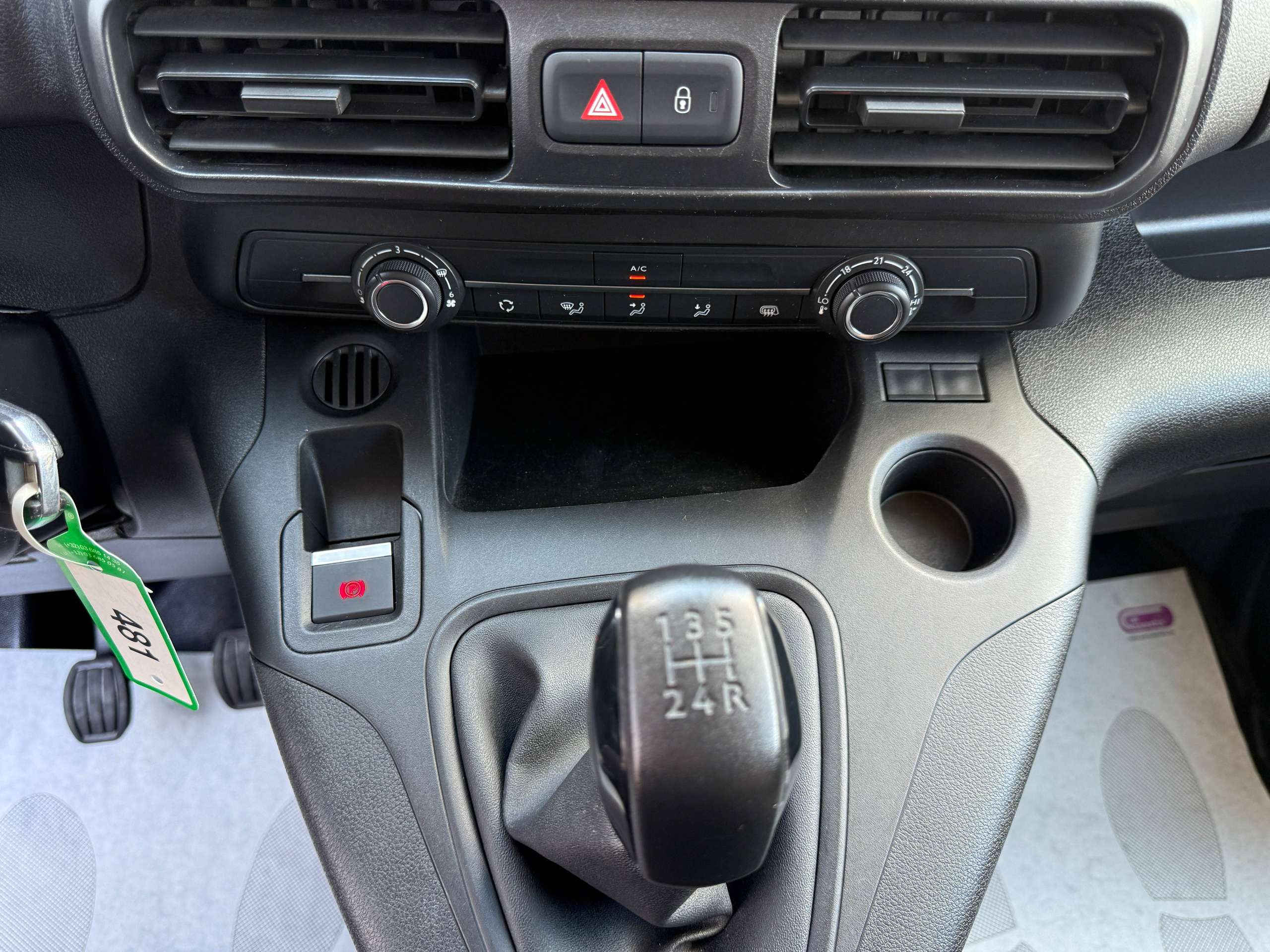 fccbf601-19f1-4680-9f61-9f848a68ba1b23-peugeot-partner-1-5-bluehdi-102pk-l2-carplay-navigatie-bluetooth-pdc-a-c.jpg