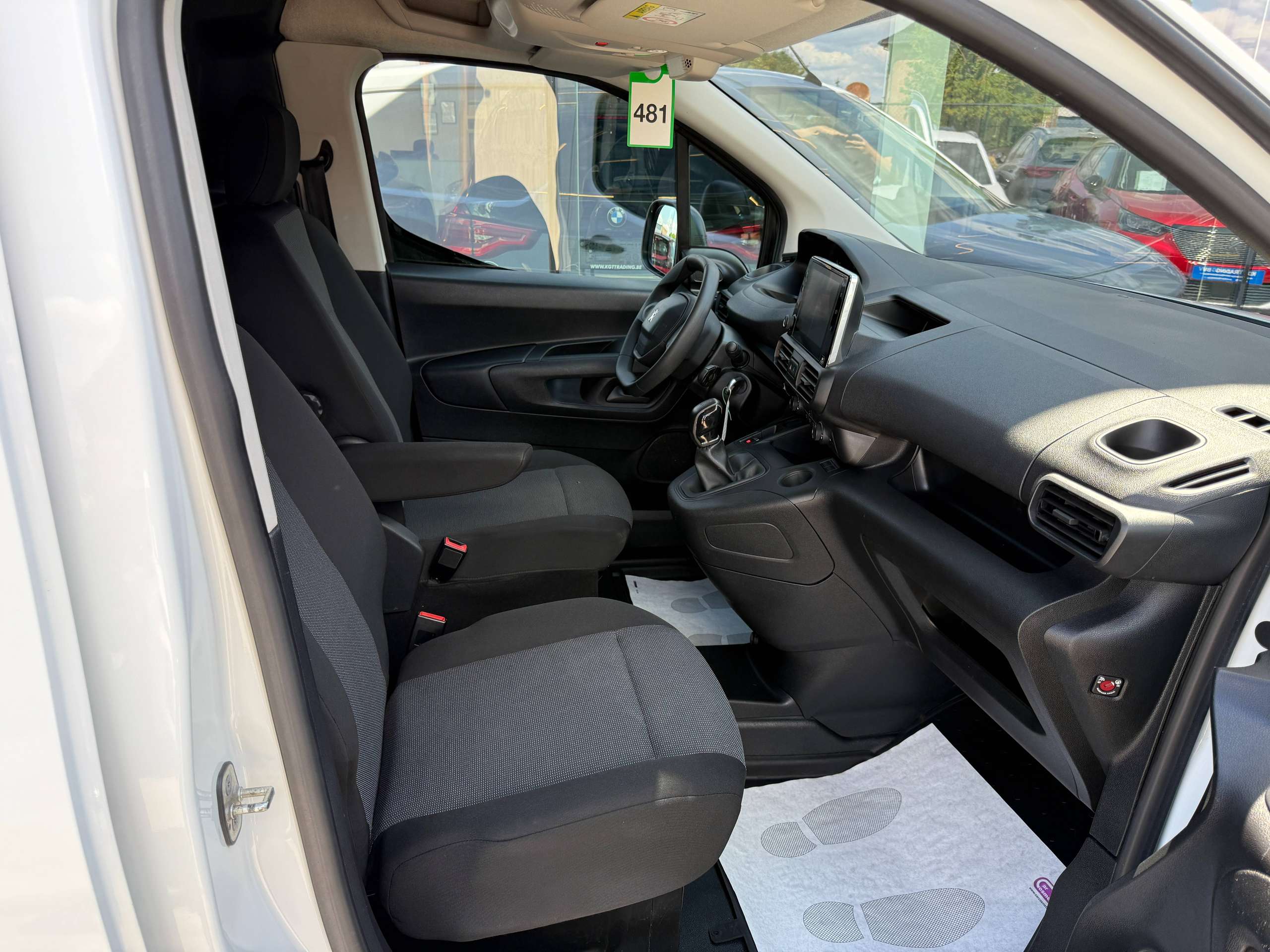 fccbf601-19f1-4680-9f61-9f848a68ba1b26-peugeot-partner-1-5-bluehdi-102pk-l2-carplay-navigatie-bluetooth-pdc-a-c.jpg