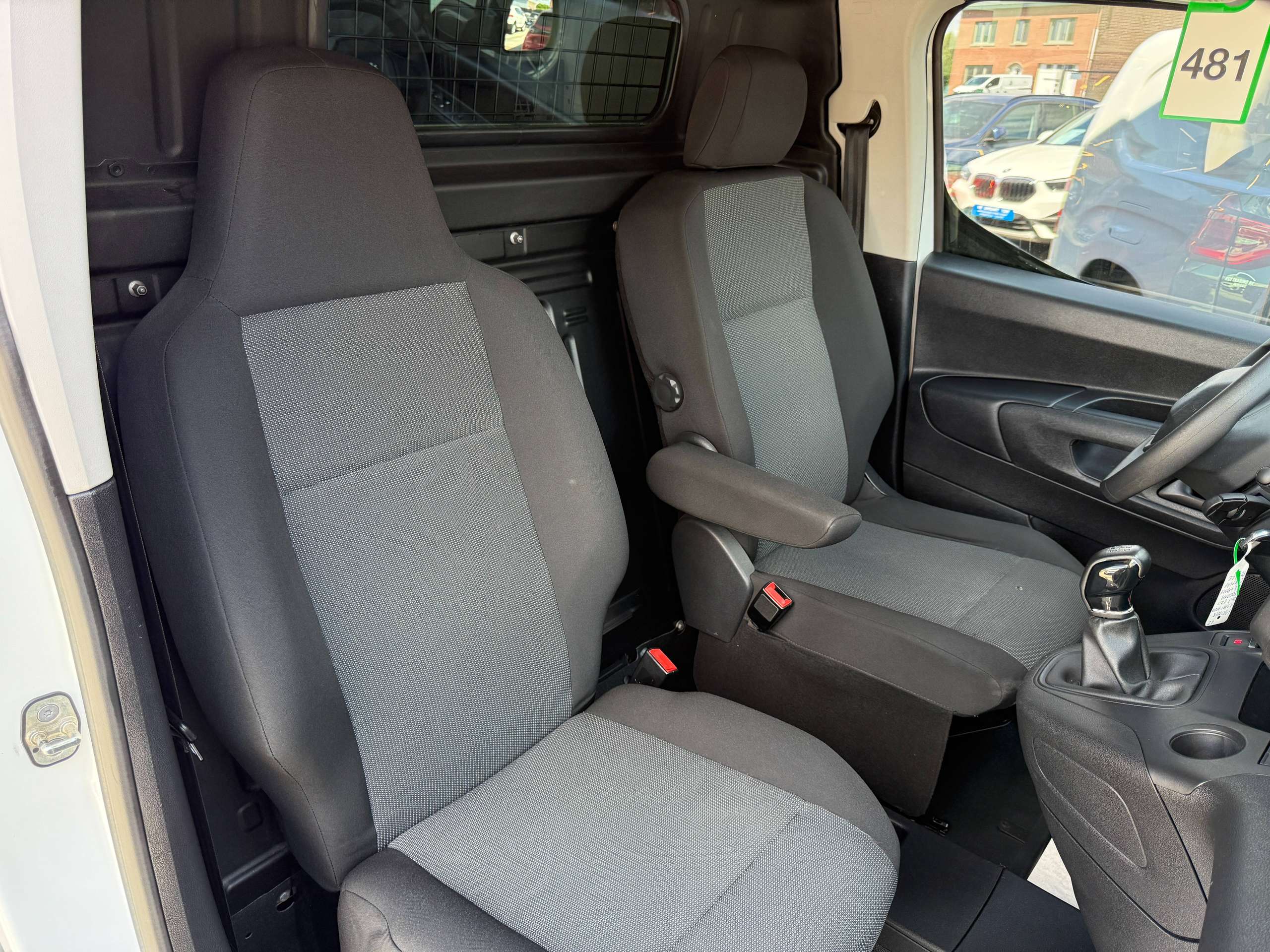 fccbf601-19f1-4680-9f61-9f848a68ba1b28-peugeot-partner-1-5-bluehdi-102pk-l2-carplay-navigatie-bluetooth-pdc-a-c.jpg