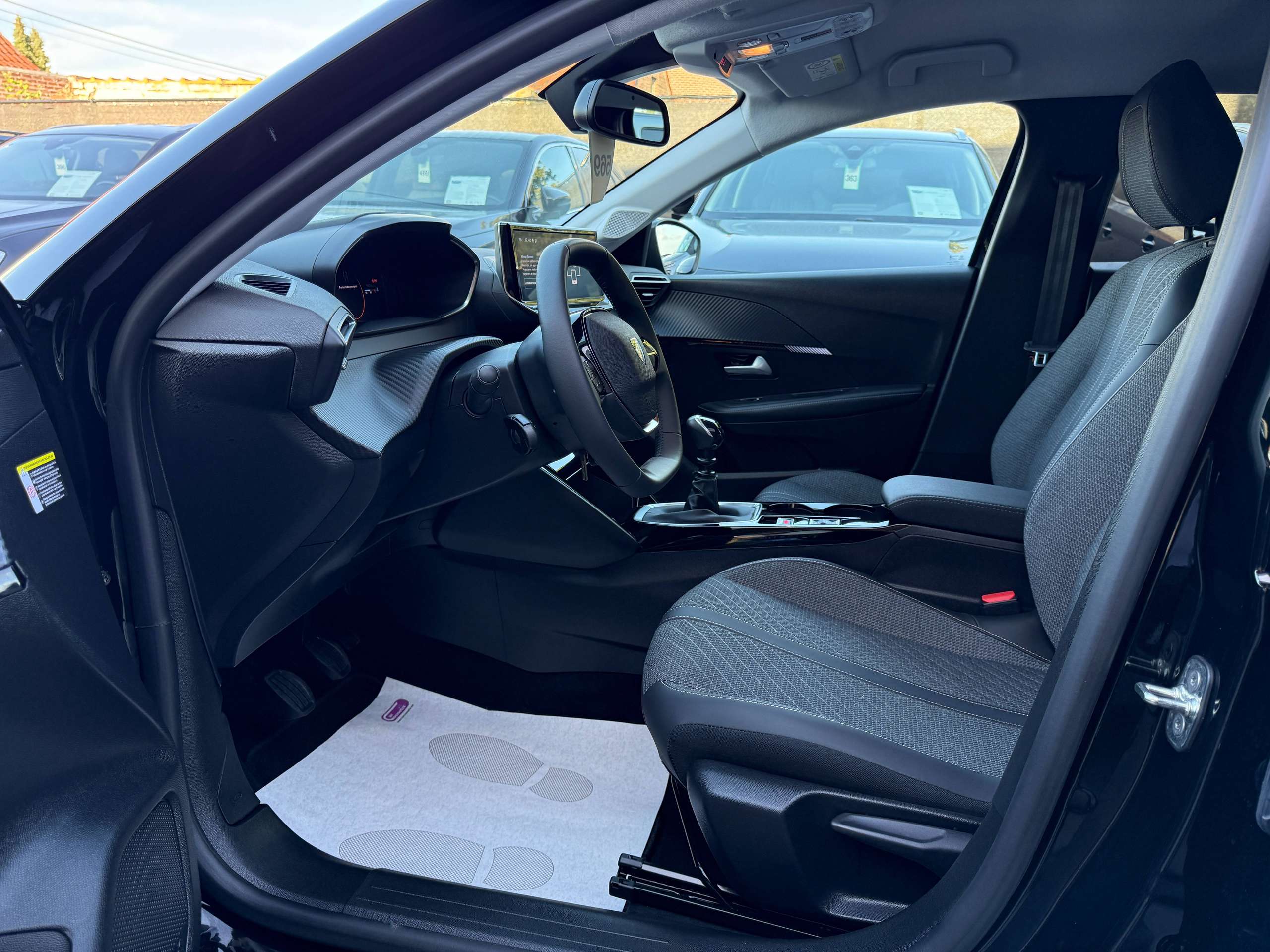 103caf56-f761-4ab3-ac22-4a0bd9db905212-peugeot-208-1-2i-turbo-100pk-allure-leder-full-led-carplay-bluetooth-pdc.jpg