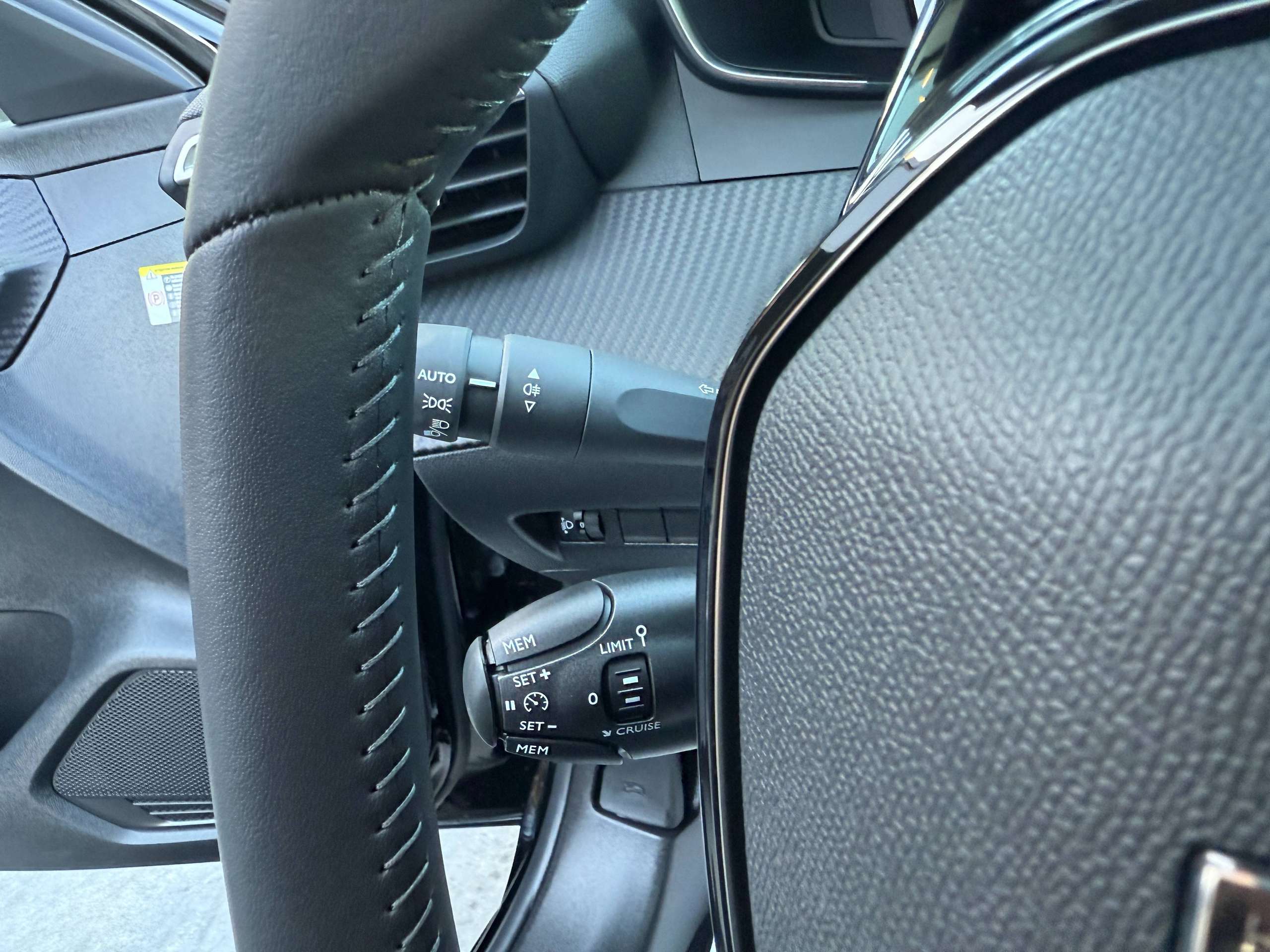103caf56-f761-4ab3-ac22-4a0bd9db905218-peugeot-208-1-2i-turbo-100pk-allure-leder-full-led-carplay-bluetooth-pdc.jpg