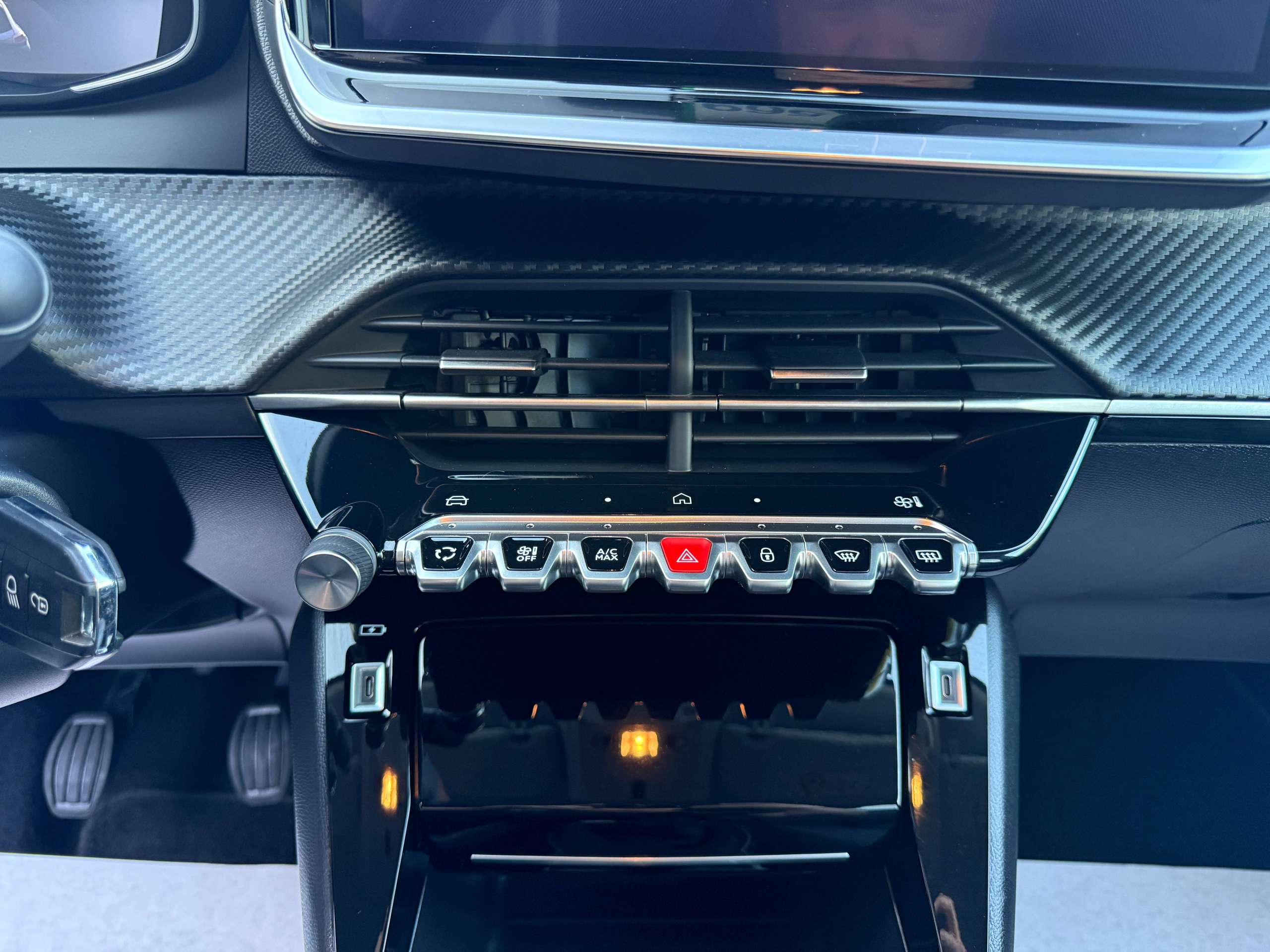 103caf56-f761-4ab3-ac22-4a0bd9db905220-peugeot-208-1-2i-turbo-100pk-allure-leder-full-led-carplay-bluetooth-pdc.jpg