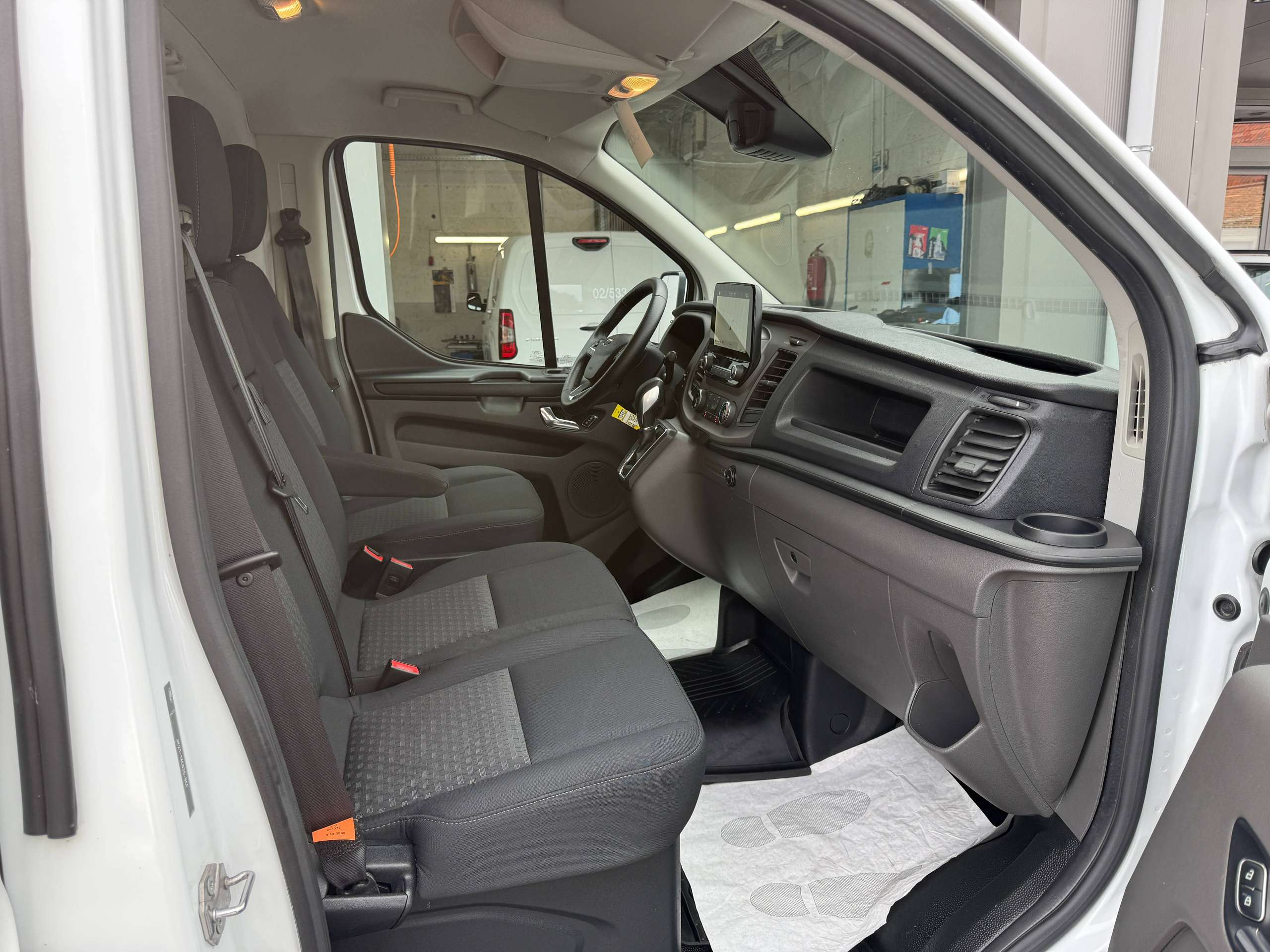 1eb1e95c-0767-45b1-83b9-d066c50ff37130-ford-transit-custom-2-0-tdci-130pk-automaat-navigatie-carplay-zetelverwarming-pdc-led-carpass.jpg