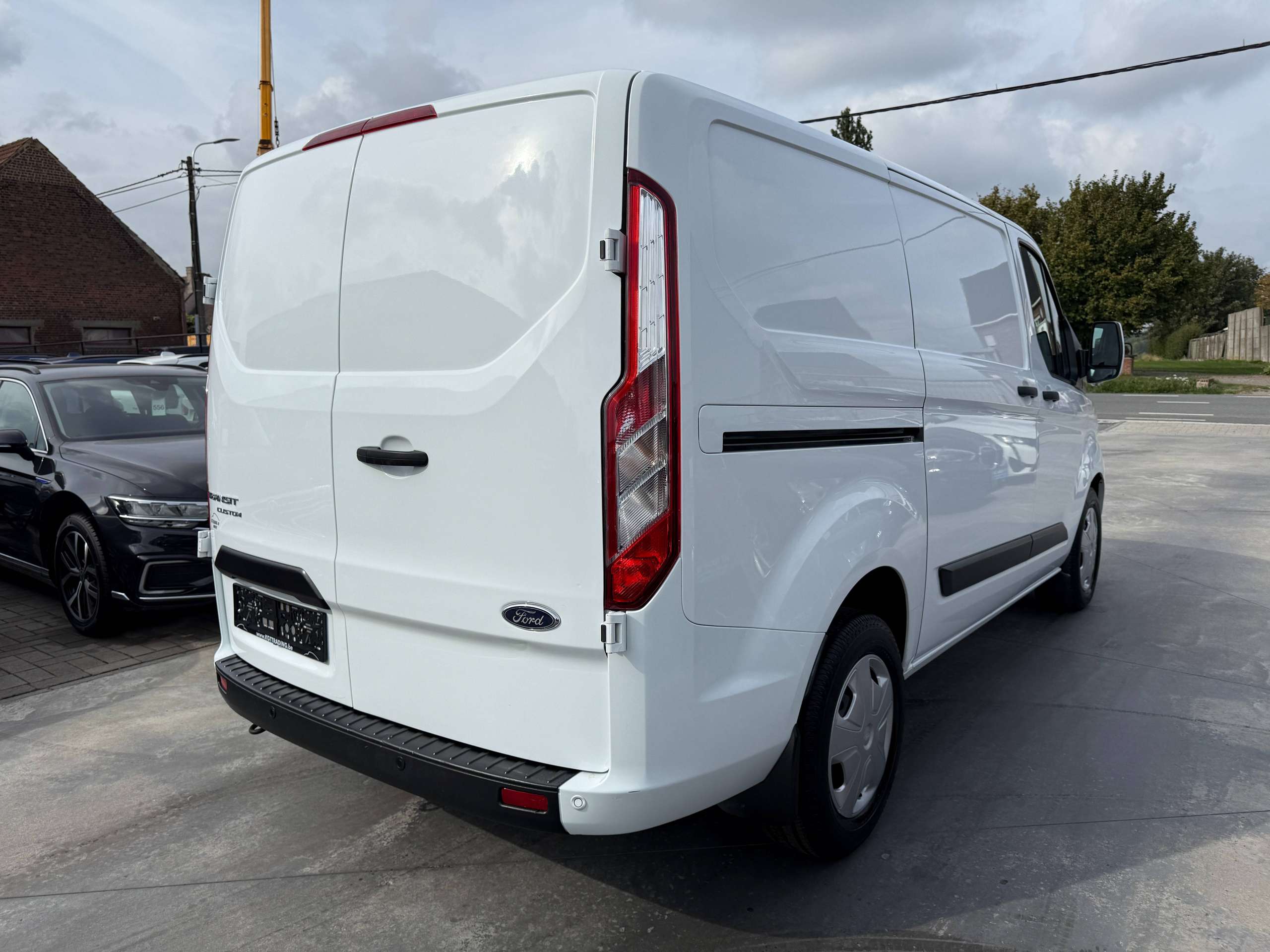 1eb1e95c-0767-45b1-83b9-d066c50ff3716-ford-transit-custom-2-0-tdci-130pk-automaat-navigatie-carplay-zetelverwarming-pdc-led-carpass.jpg