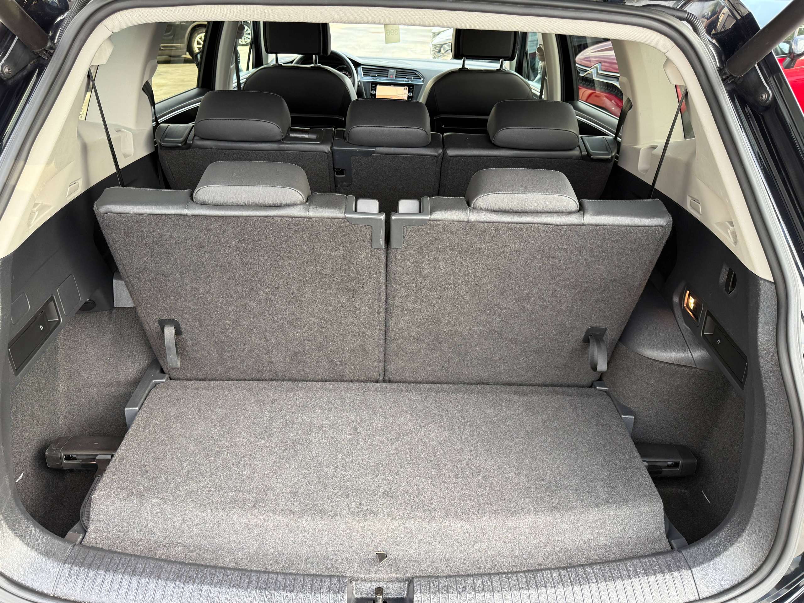 2ae4cc1b-a38c-4334-a983-07b0bebb152916-volkswagen-tiguan-allspace-1-5-tsi-7-zetels-navigatie-zwart-leder-carplay-dab-pdc-alu.jpg