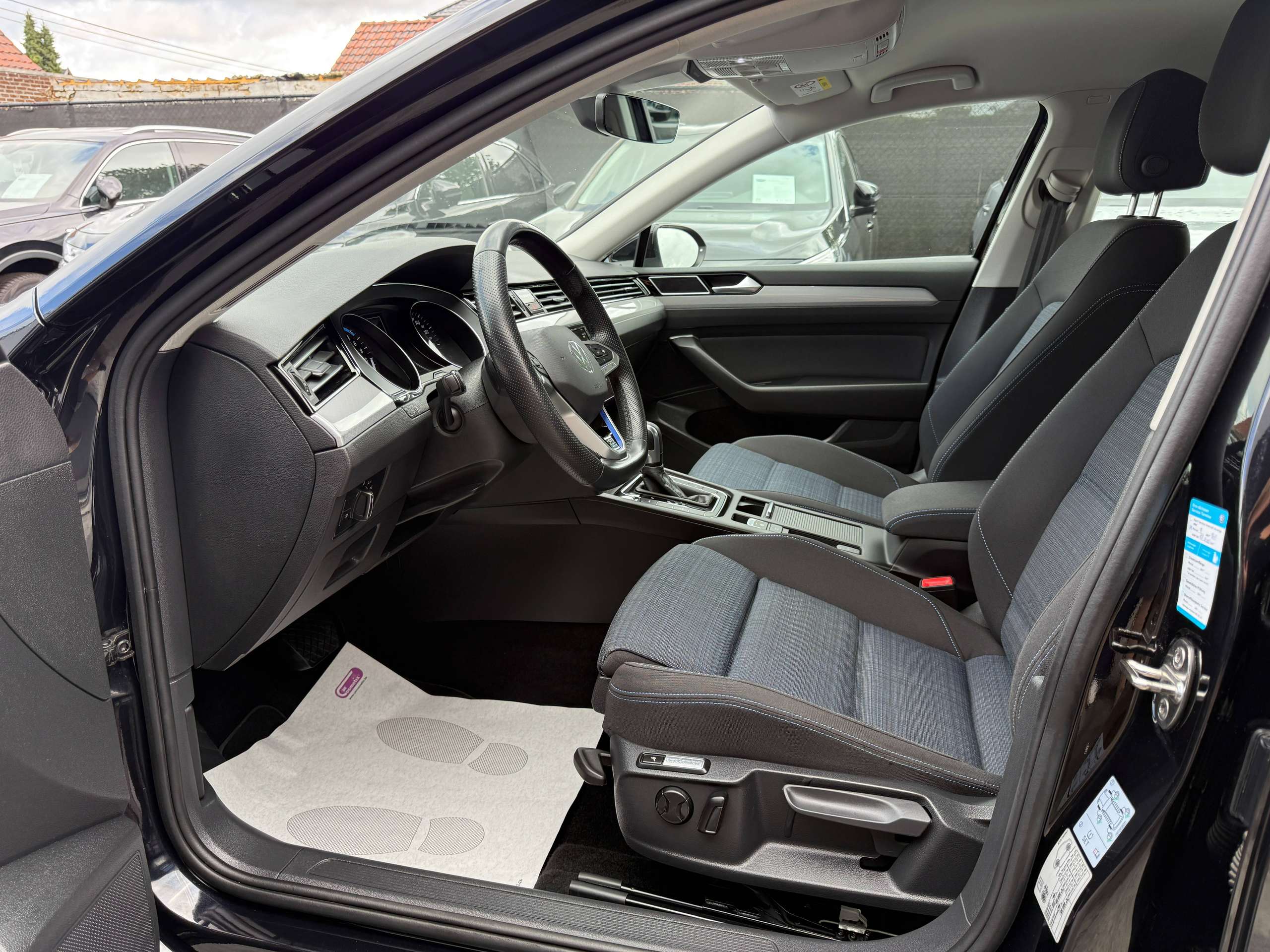 42b260e5-2a2a-4281-bedf-6127946304fb13-volkswagen-passat-variant-gte-1-4tsi-hybride-navigatie-camera-carplay-full-led-pdc-bluetooth.jpg