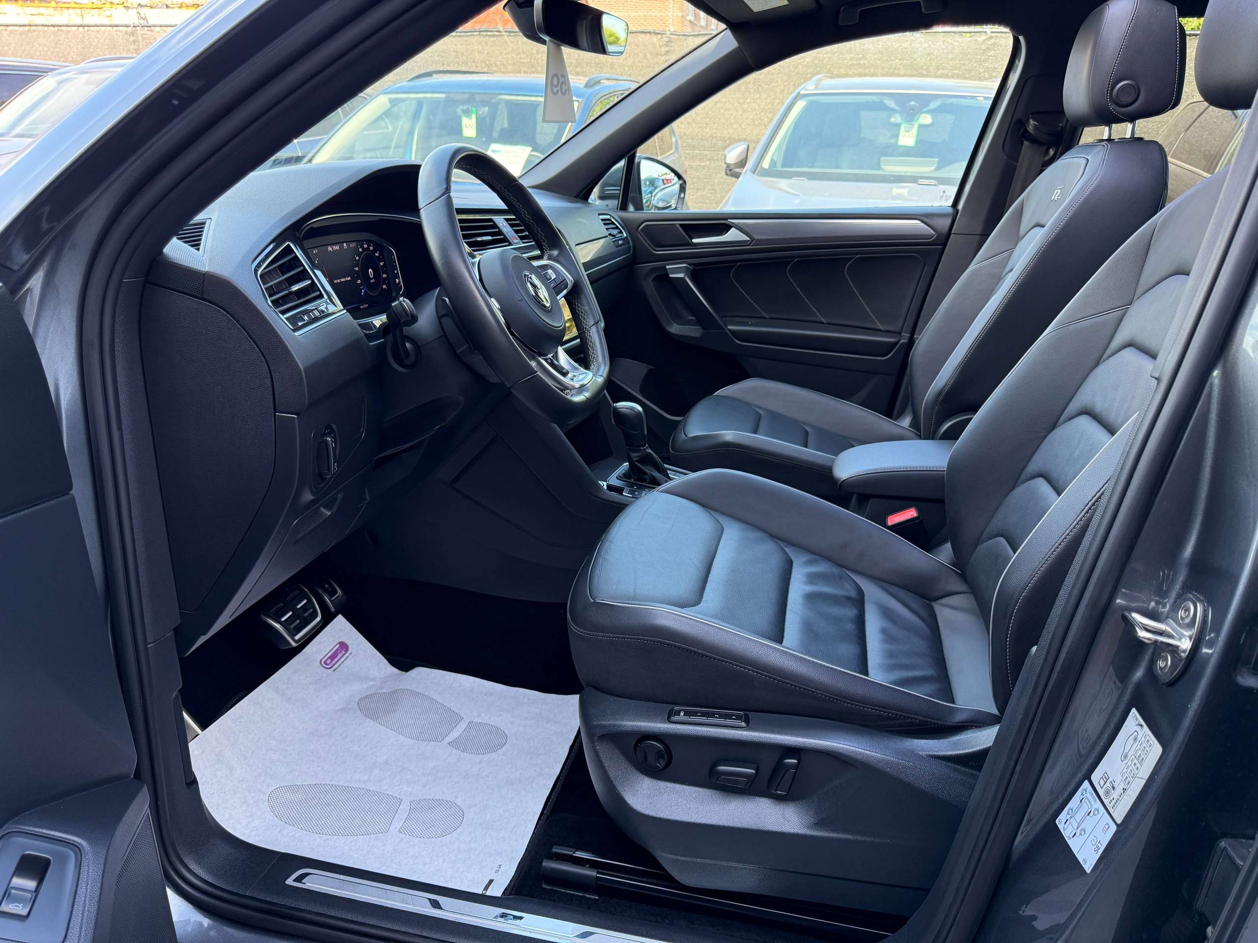 46f09a18-abba-4c36-adaa-2c254d6b950a12-volkswagen-tiguan-allspace-2-0-tdi-7-zit-automaat-r-line-navi-full-led-virtual-opendak-leder-camera.jpg