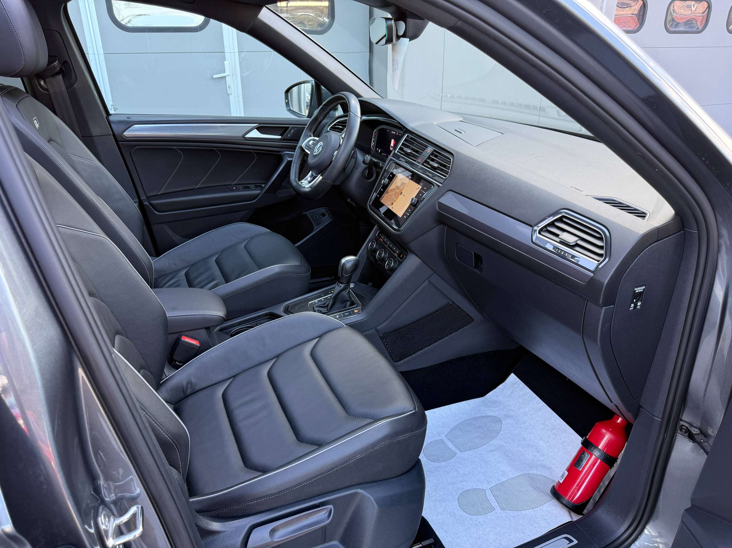 46f09a18-abba-4c36-adaa-2c254d6b950a32-volkswagen-tiguan-allspace-2-0-tdi-7-zit-automaat-r-line-navi-full-led-virtual-opendak-leder-camera.jpg