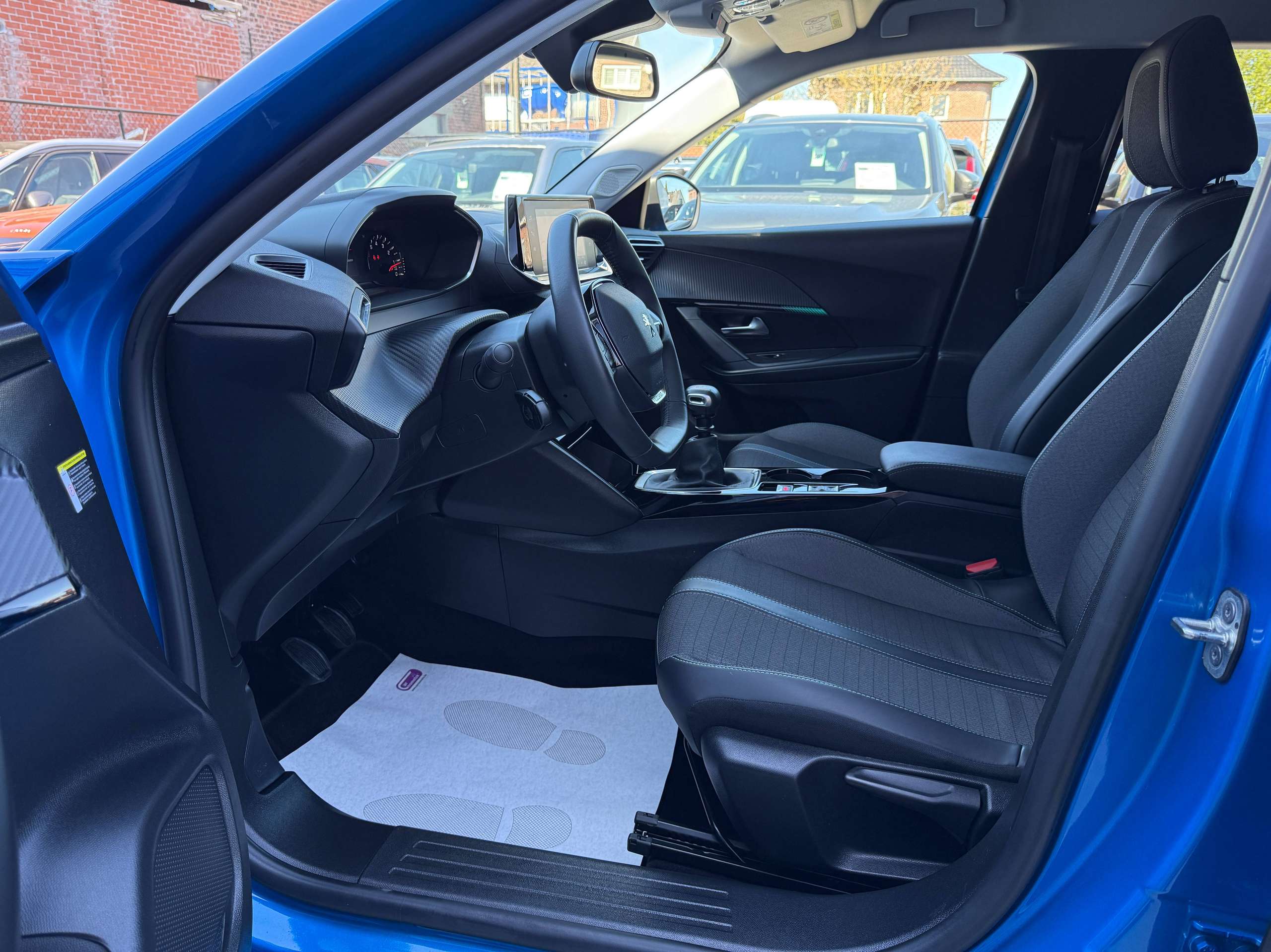 491c2534-3f11-4010-8d8e-810e46cfec9a12-peugeot-2008-1-2i-allure-navigatie-full-led-zwart-leder-carplay-dab.jpg