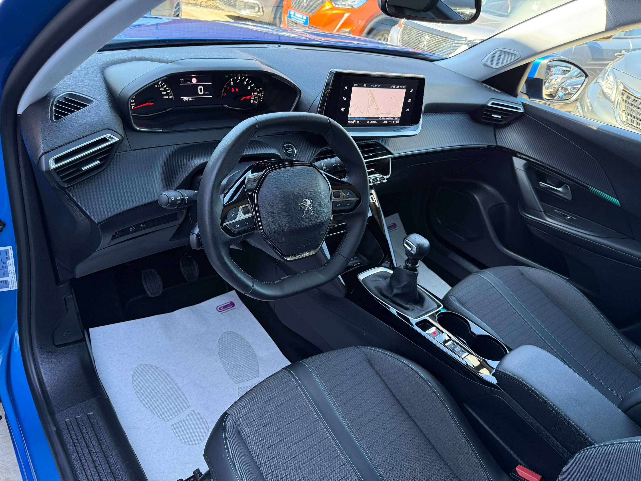 491c2534-3f11-4010-8d8e-810e46cfec9a13-peugeot-2008-1-2i-allure-navigatie-full-led-zwart-leder-carplay-dab.jpg