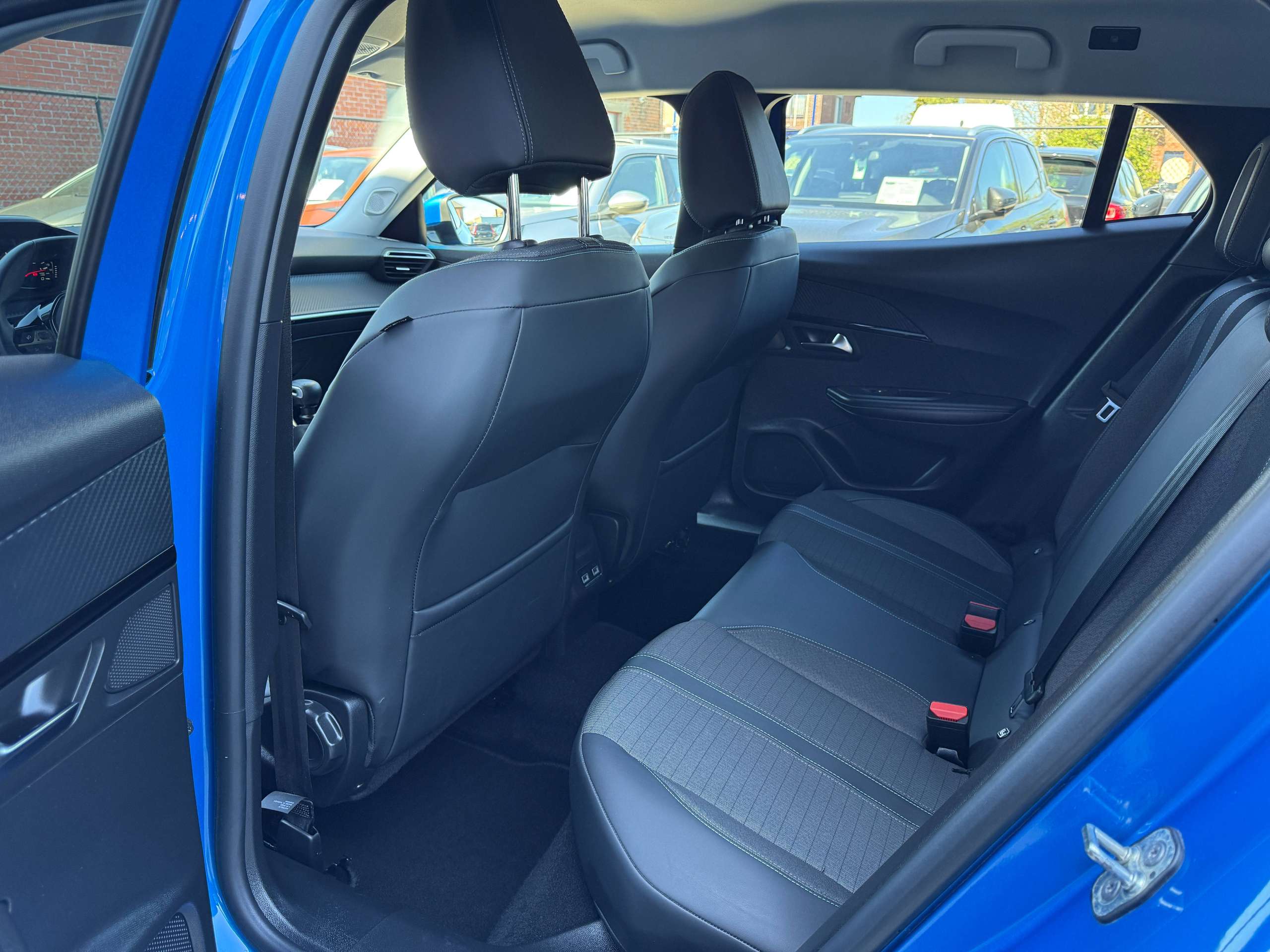 491c2534-3f11-4010-8d8e-810e46cfec9a14-peugeot-2008-1-2i-allure-navigatie-full-led-zwart-leder-carplay-dab.jpg