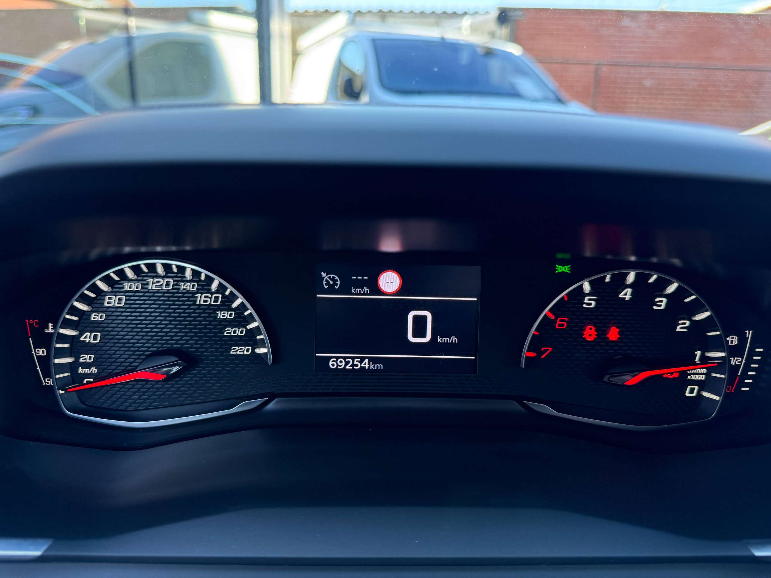 491c2534-3f11-4010-8d8e-810e46cfec9a17-peugeot-2008-1-2i-allure-navigatie-full-led-zwart-leder-carplay-dab.jpg