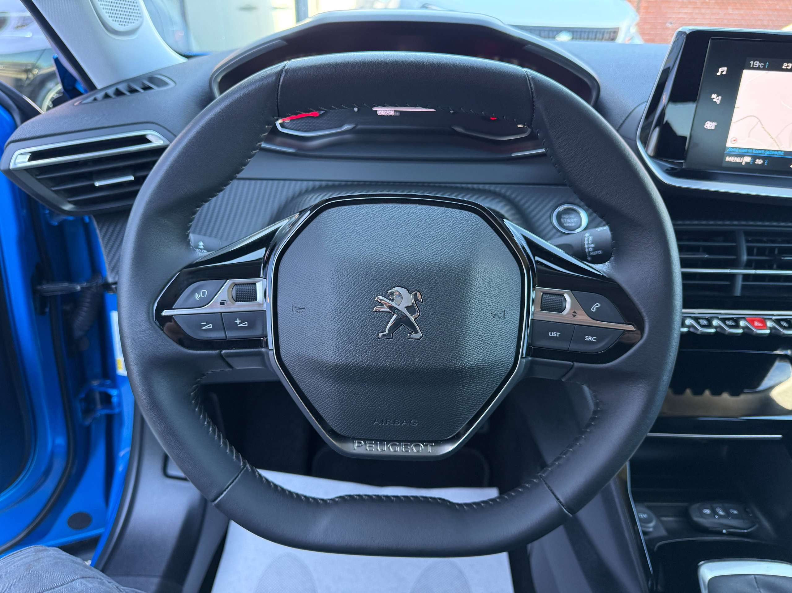 491c2534-3f11-4010-8d8e-810e46cfec9a18-peugeot-2008-1-2i-allure-navigatie-full-led-zwart-leder-carplay-dab.jpg