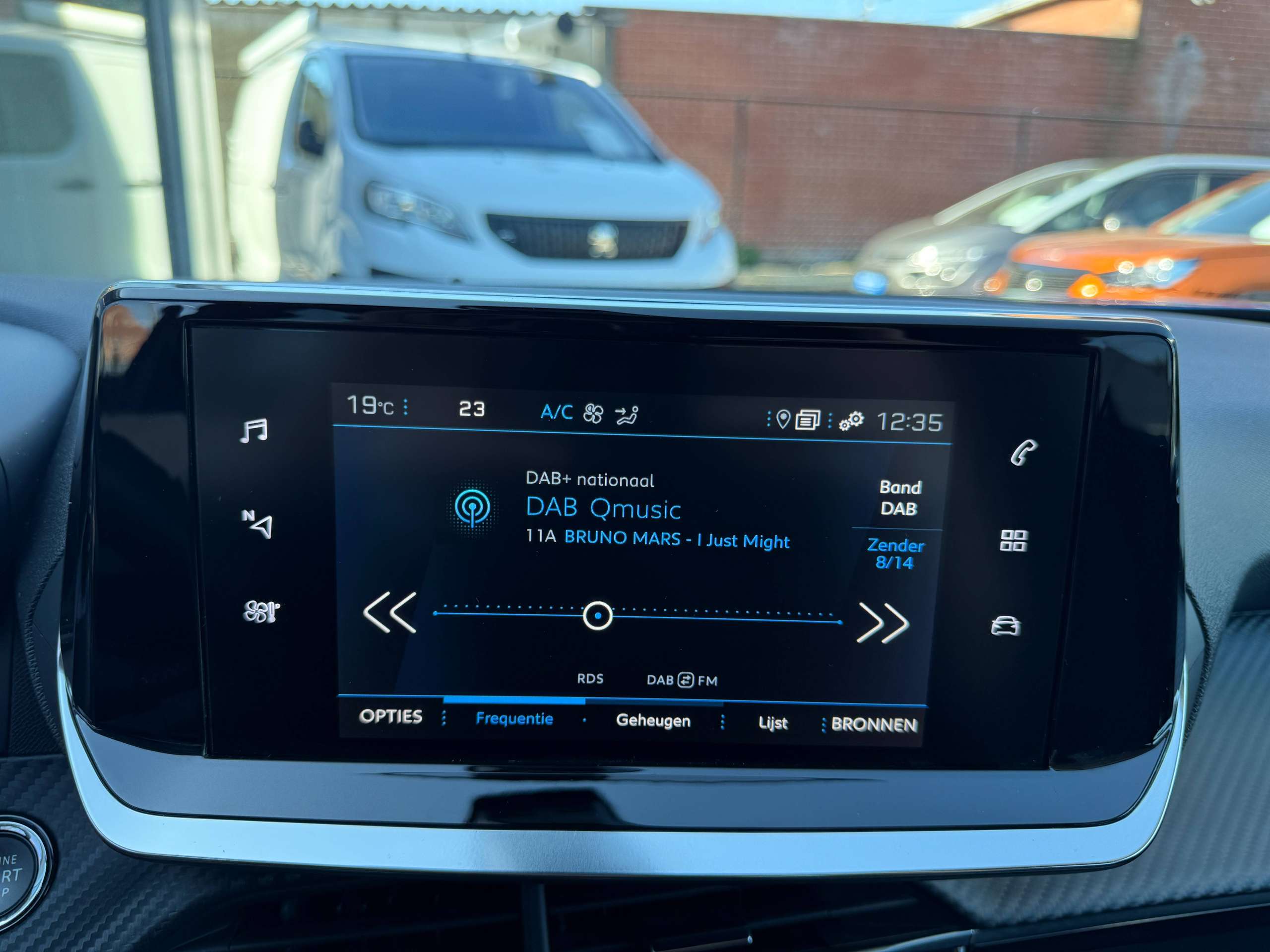 491c2534-3f11-4010-8d8e-810e46cfec9a21-peugeot-2008-1-2i-allure-navigatie-full-led-zwart-leder-carplay-dab.jpg