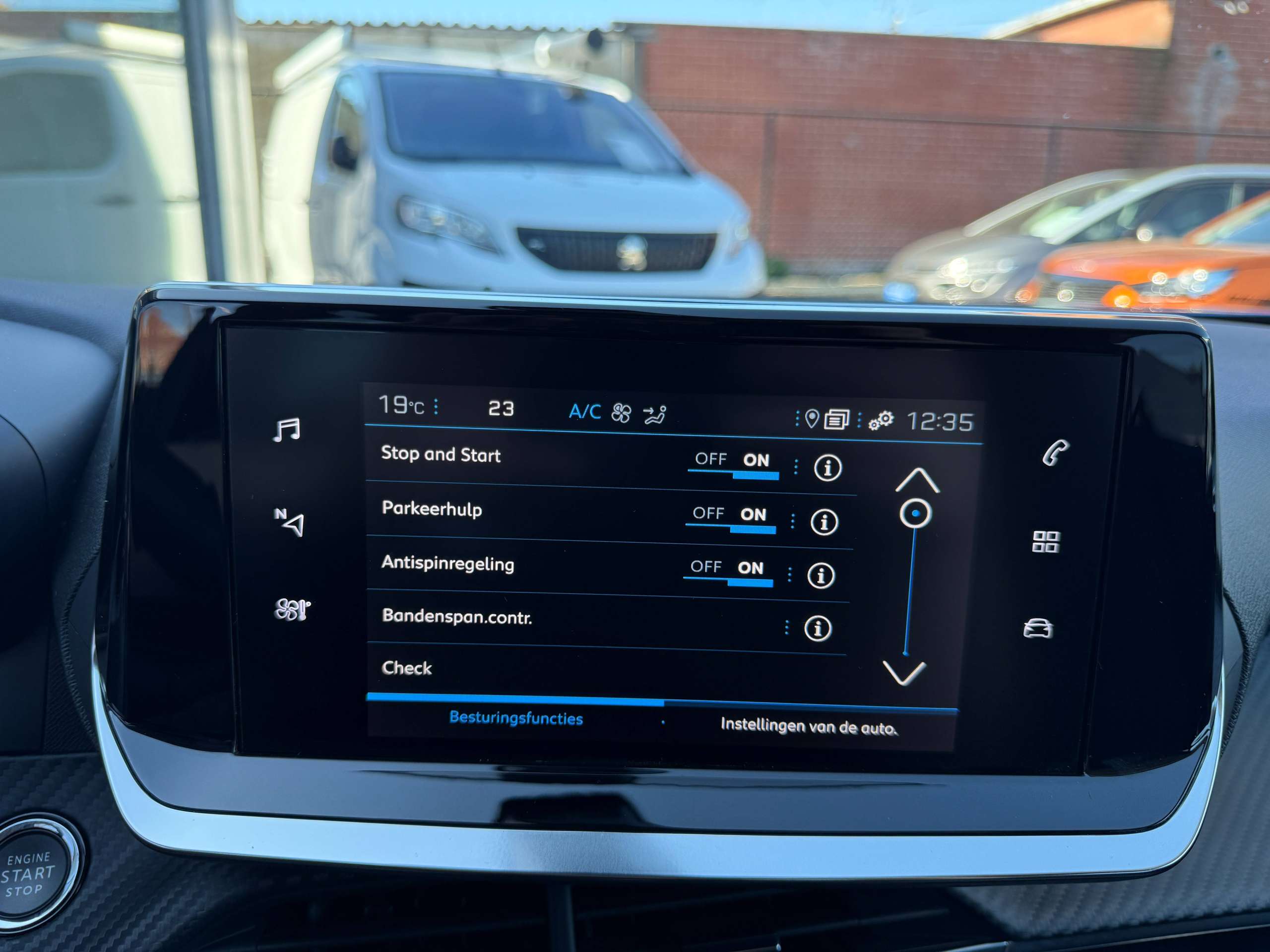 491c2534-3f11-4010-8d8e-810e46cfec9a24-peugeot-2008-1-2i-allure-navigatie-full-led-zwart-leder-carplay-dab.jpg
