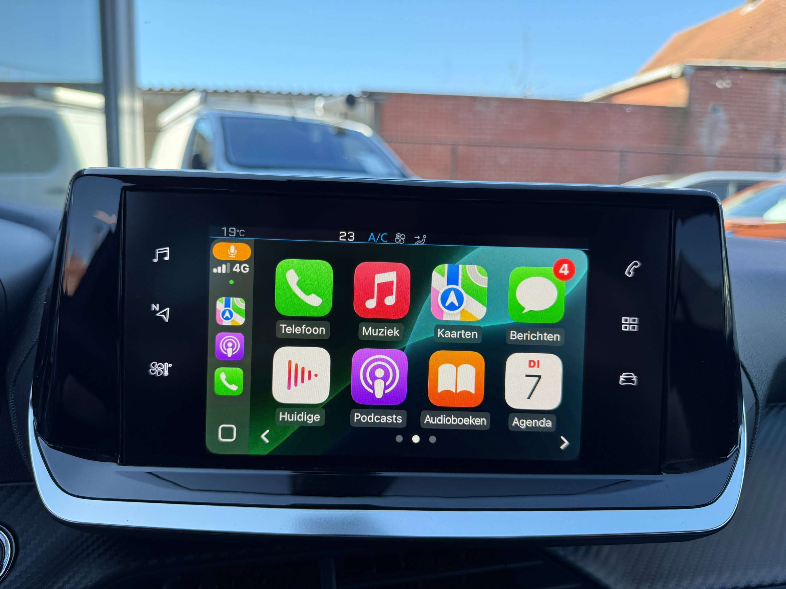 491c2534-3f11-4010-8d8e-810e46cfec9a25-peugeot-2008-1-2i-allure-navigatie-full-led-zwart-leder-carplay-dab.jpg
