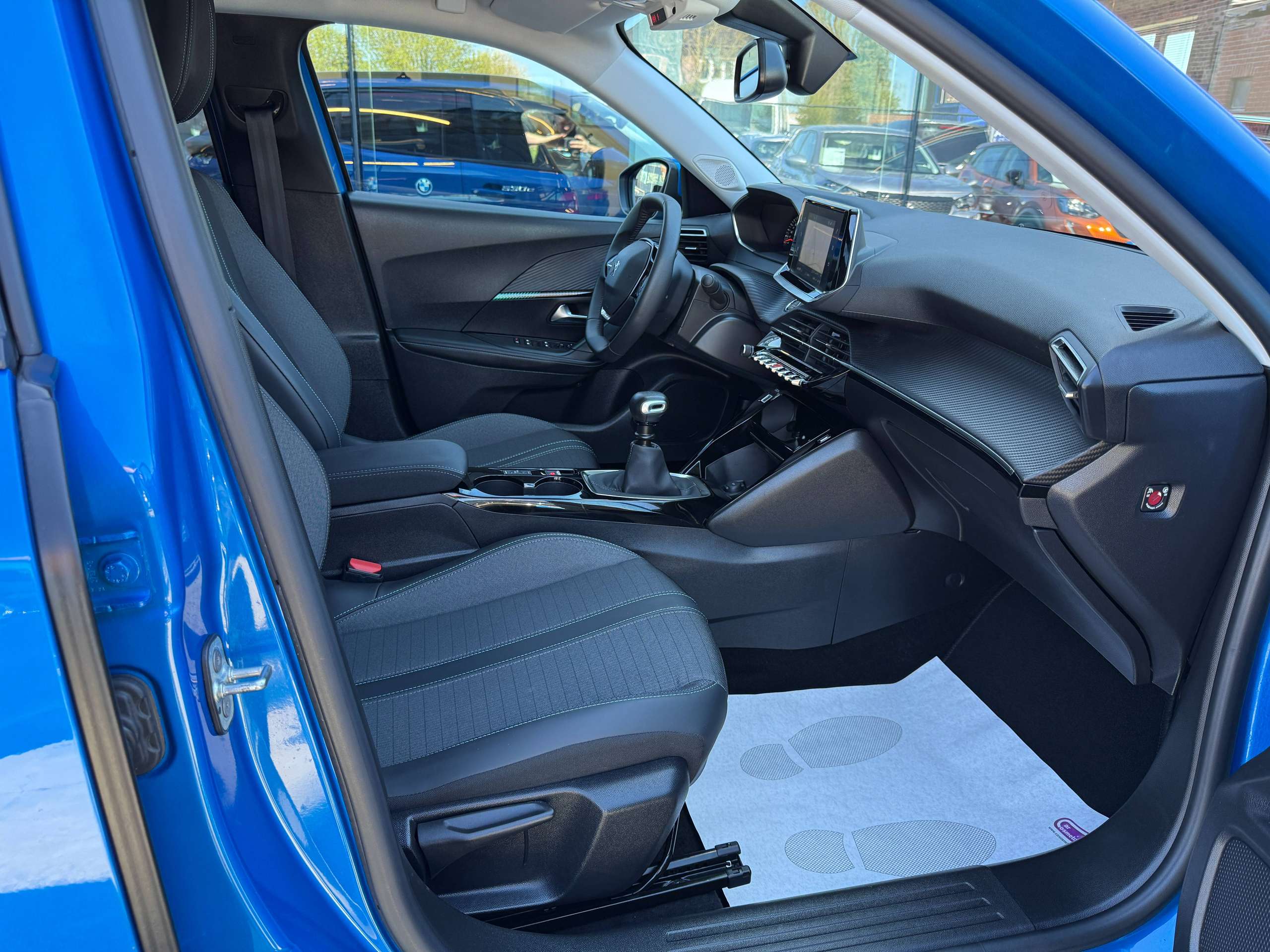491c2534-3f11-4010-8d8e-810e46cfec9a27-peugeot-2008-1-2i-allure-navigatie-full-led-zwart-leder-carplay-dab.jpg