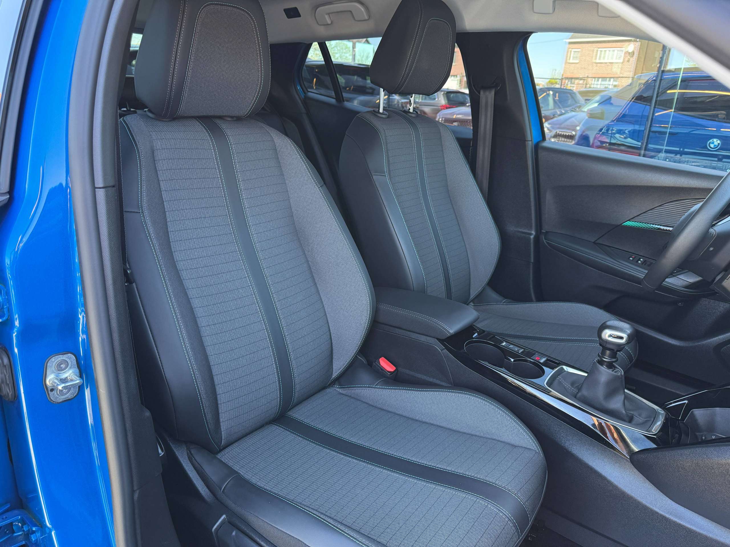 491c2534-3f11-4010-8d8e-810e46cfec9a29-peugeot-2008-1-2i-allure-navigatie-full-led-zwart-leder-carplay-dab.jpg