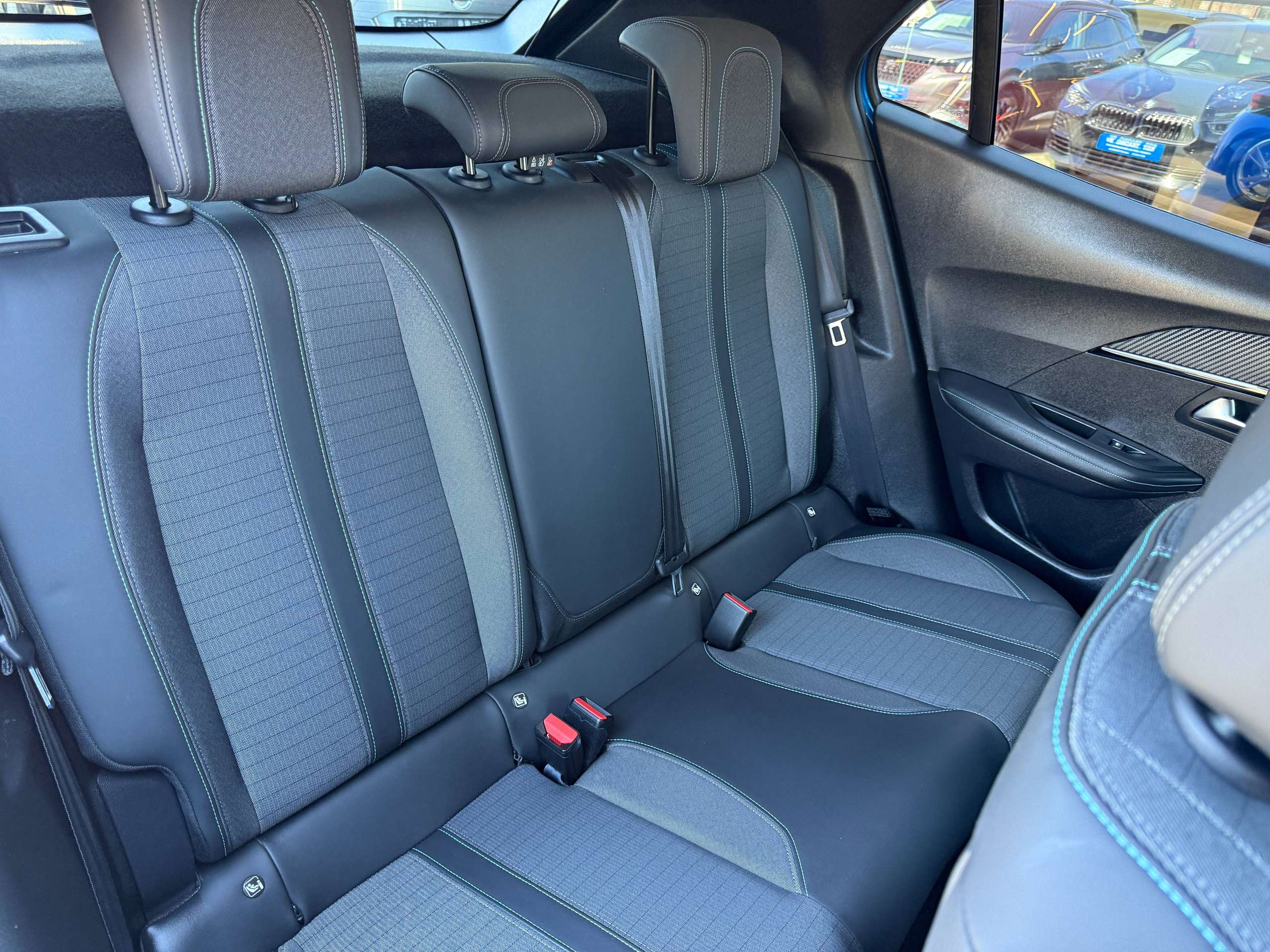 491c2534-3f11-4010-8d8e-810e46cfec9a30-peugeot-2008-1-2i-allure-navigatie-full-led-zwart-leder-carplay-dab.jpg
