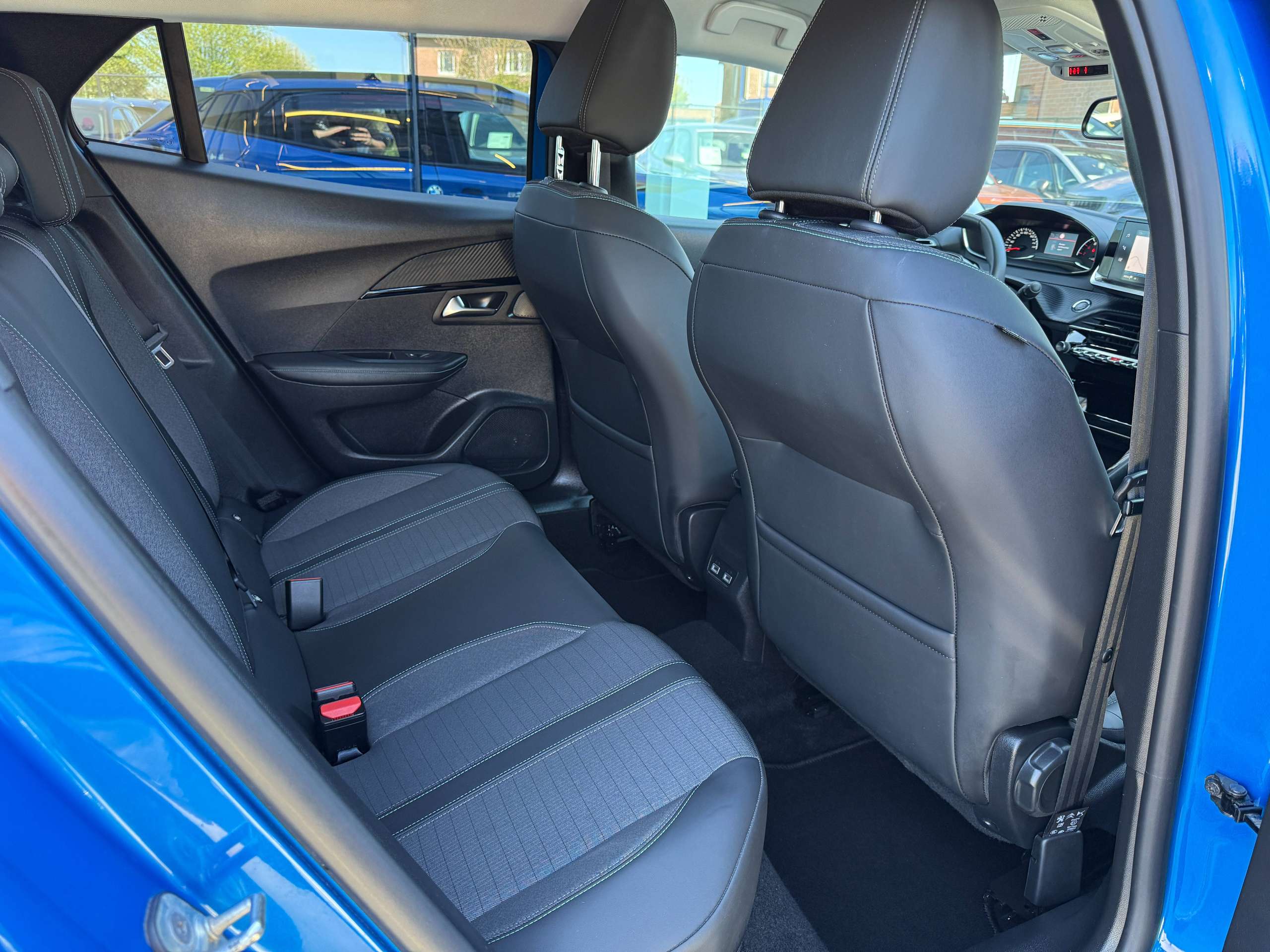 491c2534-3f11-4010-8d8e-810e46cfec9a31-peugeot-2008-1-2i-allure-navigatie-full-led-zwart-leder-carplay-dab.jpg