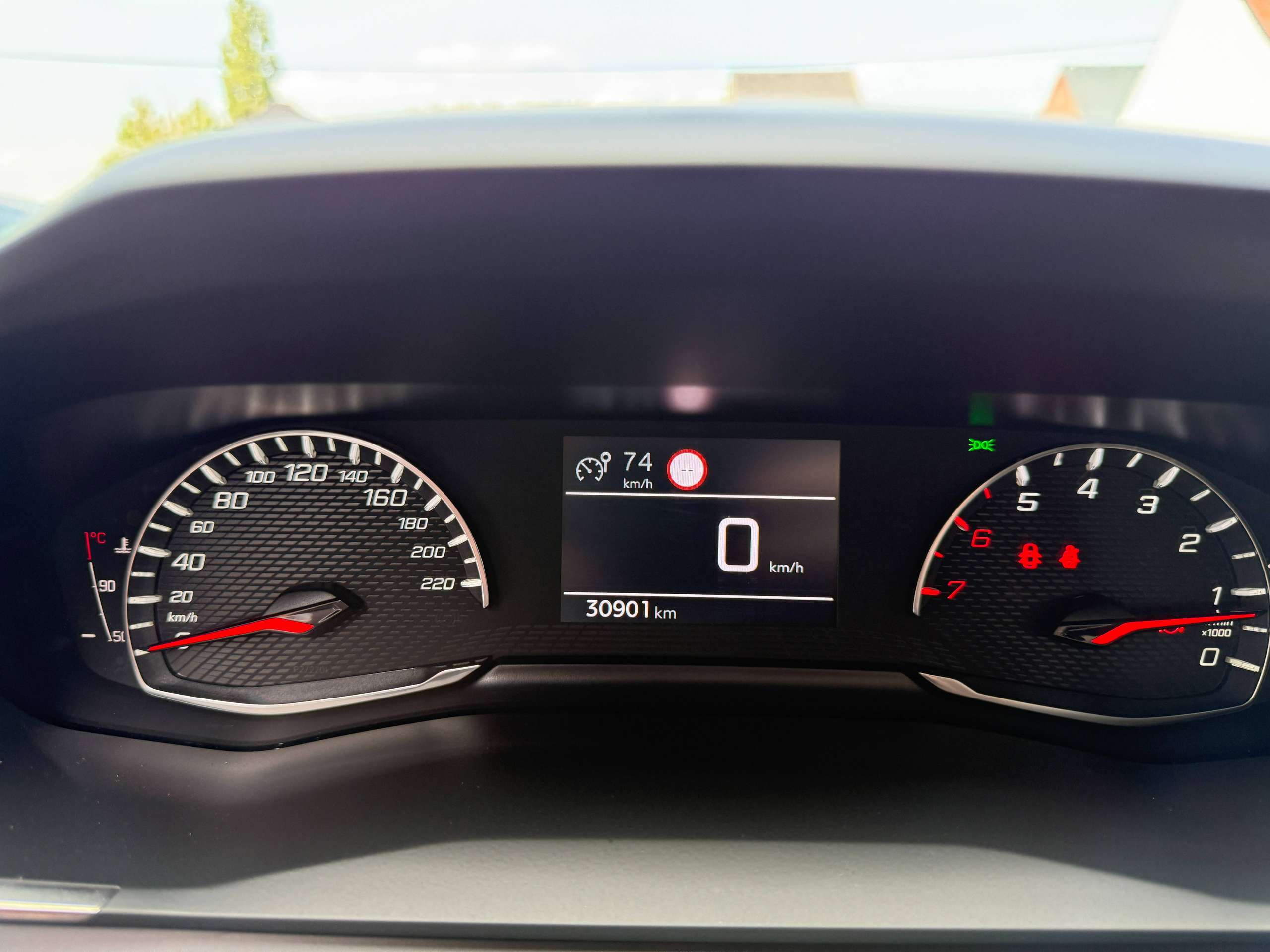 4e451752-b139-4437-b574-6a2dd0b738d316-peugeot-2008-1-2i-navigatie-camera-carplay-bluetooth-dab-pdc-carpass.jpg