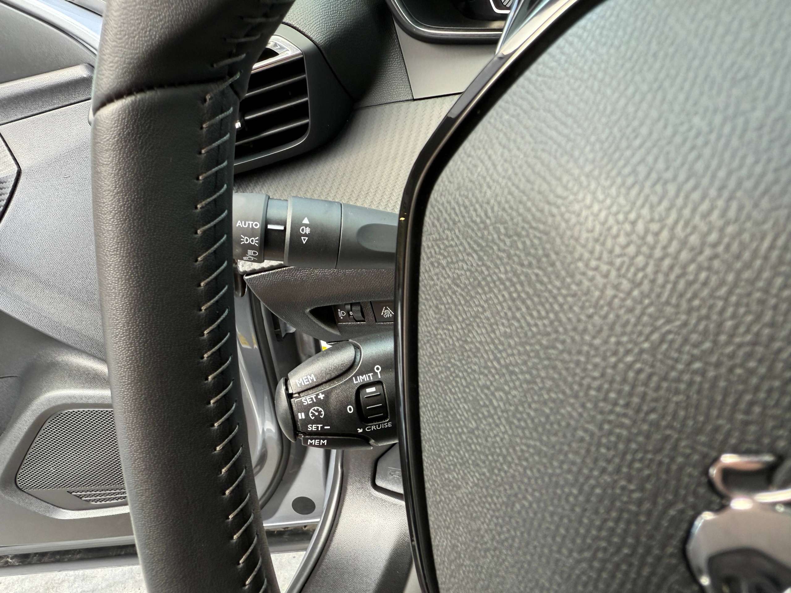 4e451752-b139-4437-b574-6a2dd0b738d317-peugeot-2008-1-2i-navigatie-camera-carplay-bluetooth-dab-pdc-carpass.jpg