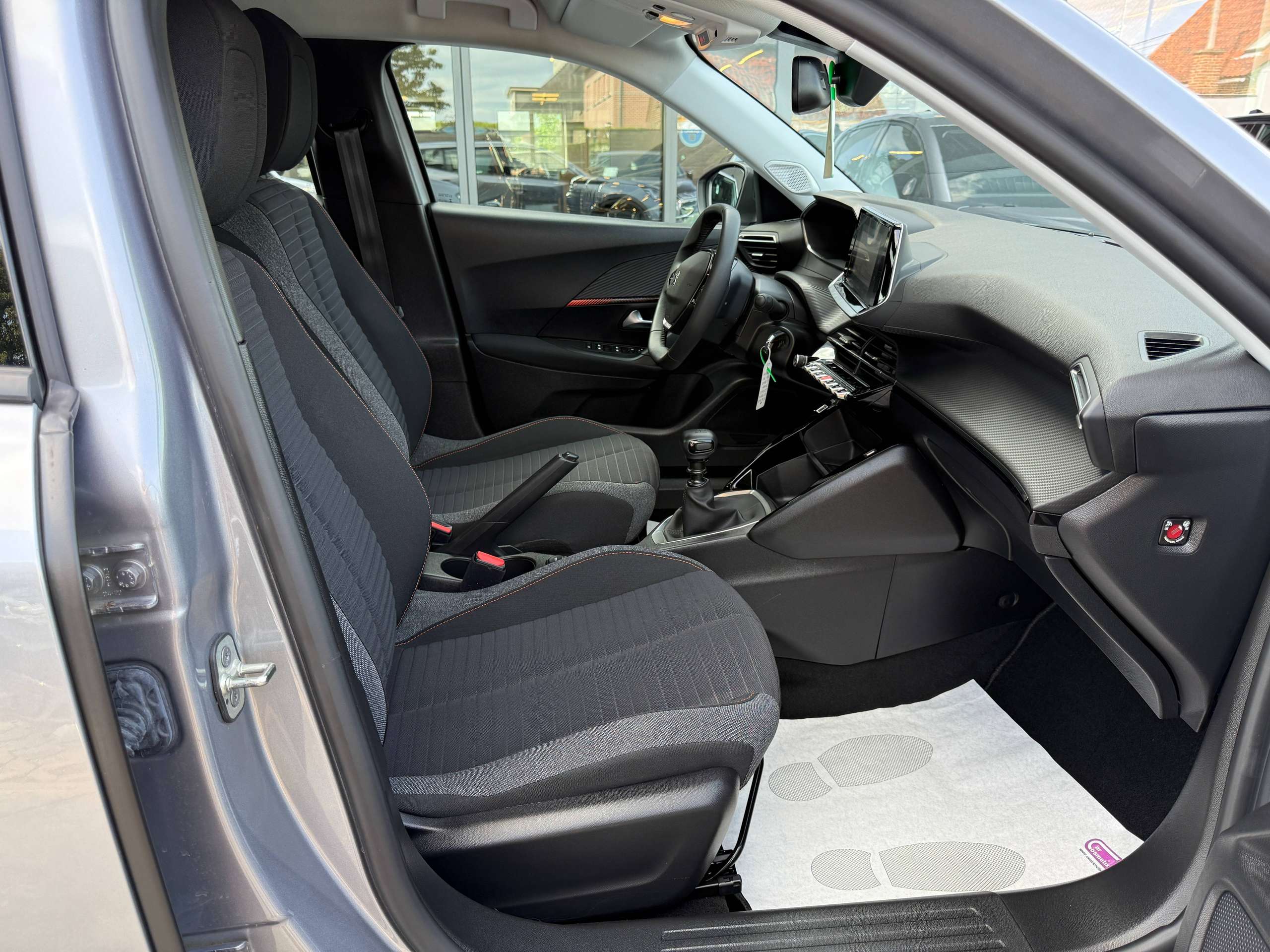 4e451752-b139-4437-b574-6a2dd0b738d328-peugeot-2008-1-2i-navigatie-camera-carplay-bluetooth-dab-pdc-carpass.jpg