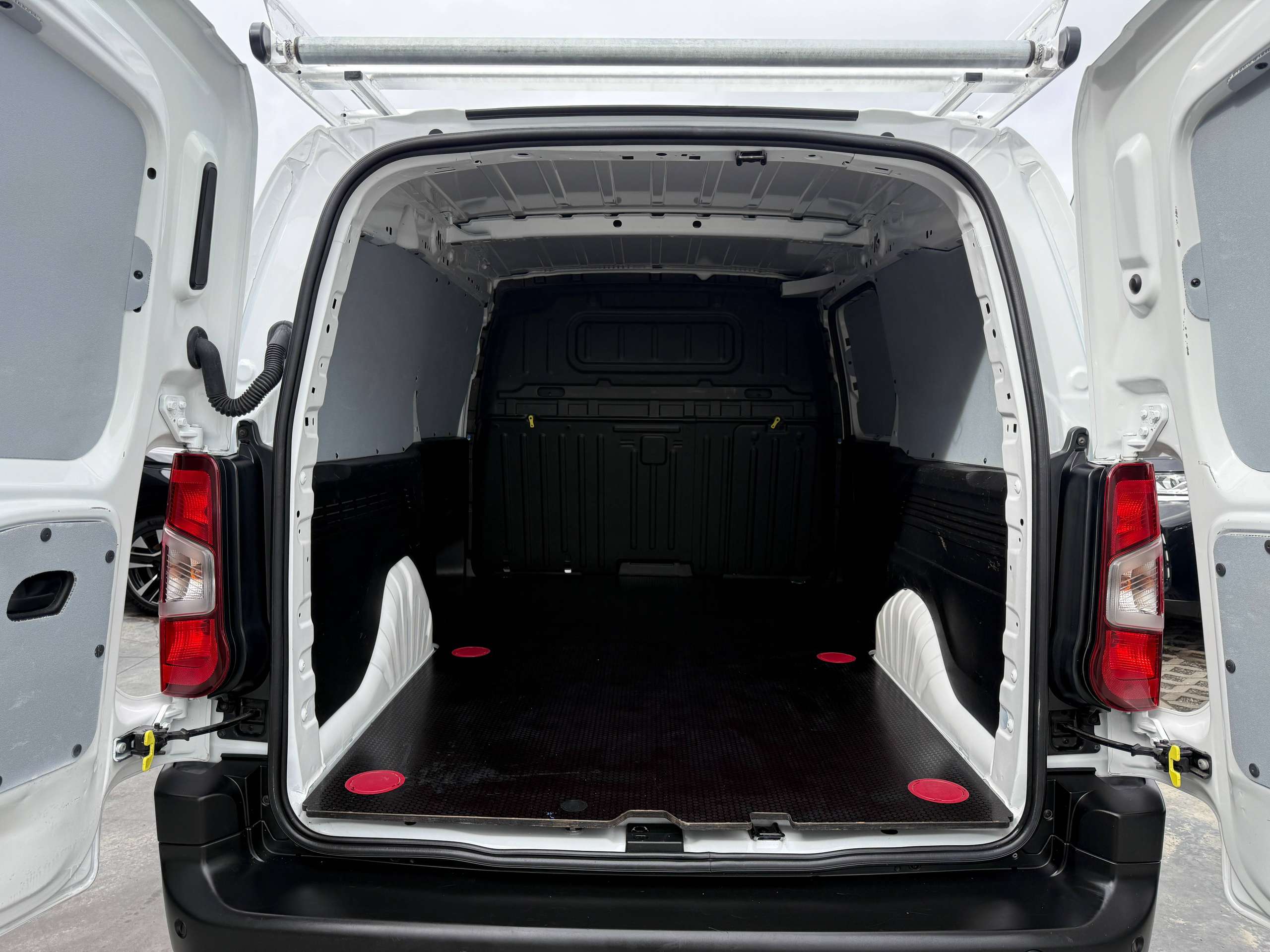 602b4858-4eab-4efa-85a7-10ed8f29c9fc14-citroen-berlingo-1-5-bluehdi-xl-l2-102pk-3-zit-dak-rek-navigatie-camera-carplay-pdc-dab-airco.jpg