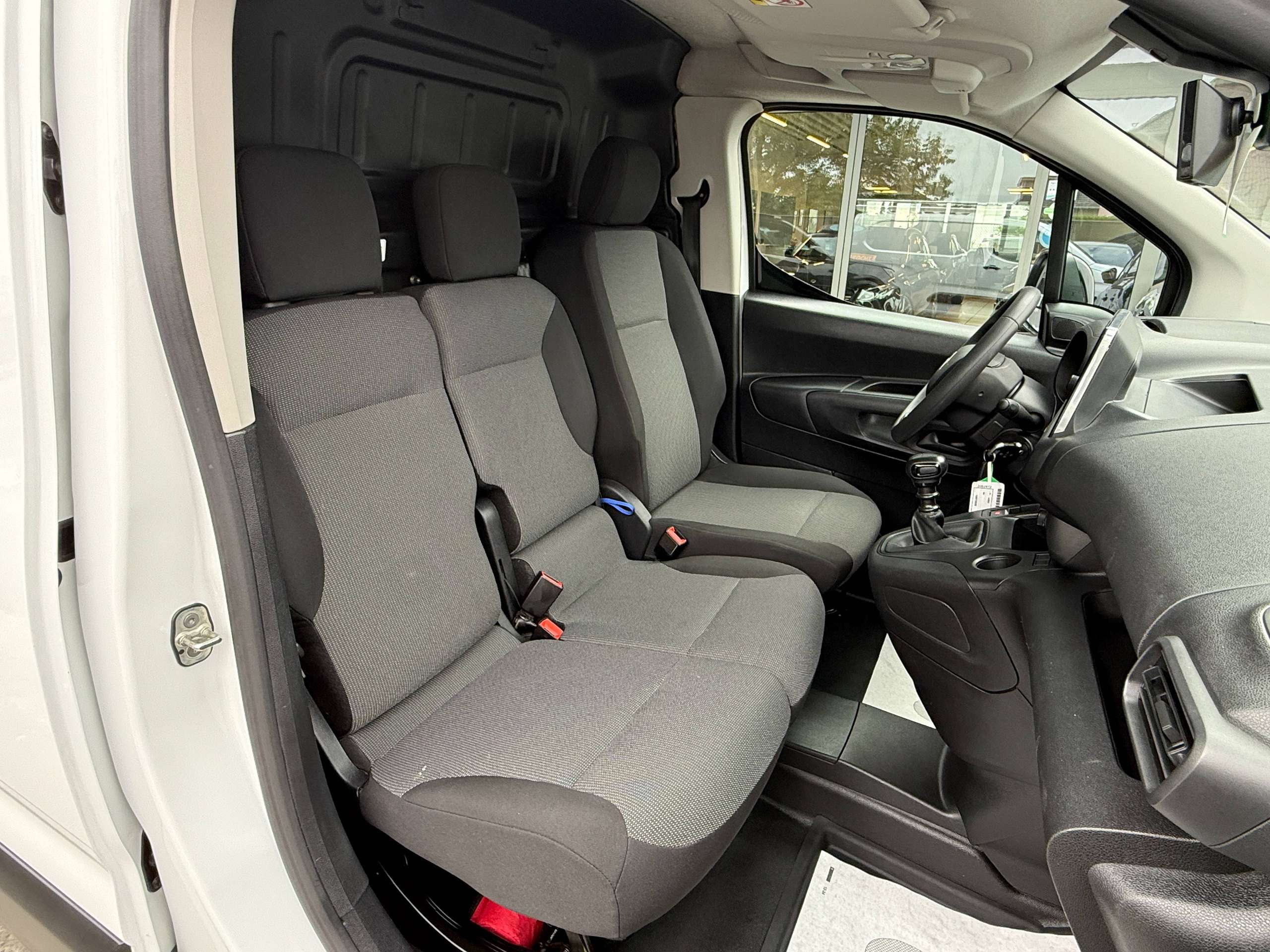 602b4858-4eab-4efa-85a7-10ed8f29c9fc33-citroen-berlingo-1-5-bluehdi-xl-l2-102pk-3-zit-dak-rek-navigatie-camera-carplay-pdc-dab-airco.jpg