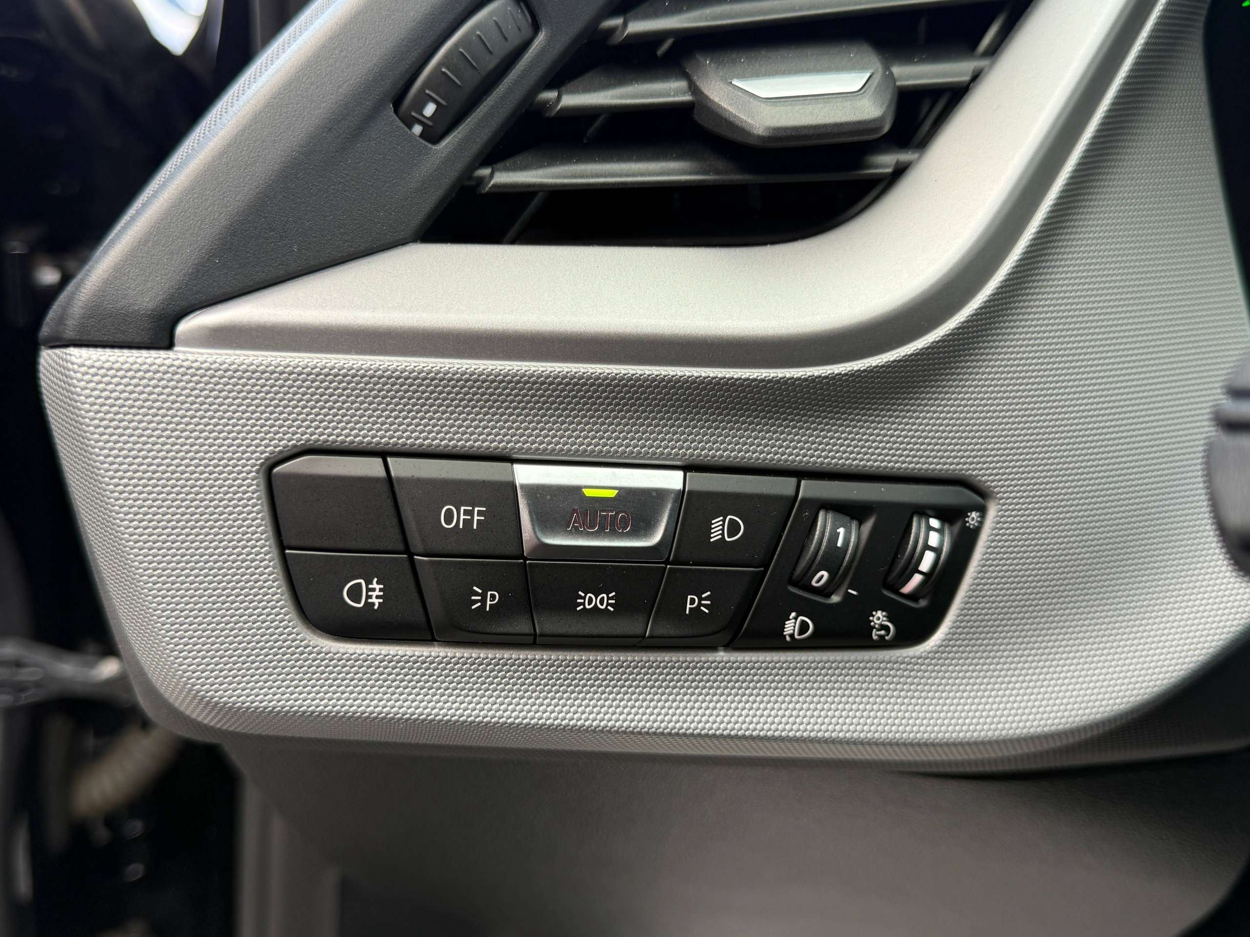 605959af-004d-49e8-9836-7605a8f1698e19-bmw-116-i-full-led-navigatie-virtual-carplay-dab-bluetooth-pdc-alu.jpg