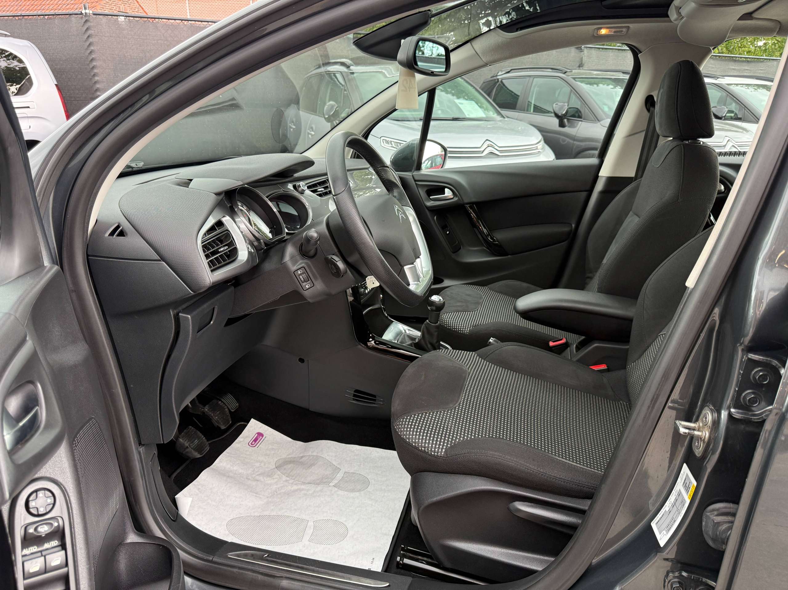 63cd3a9e-371a-4527-bfb3-03fcb486a71c13-citroen-c3-1-2i-82pk-exclusive-bluetooth-parkeersensoren-airco-alu-panoramische-ruit.jpg
